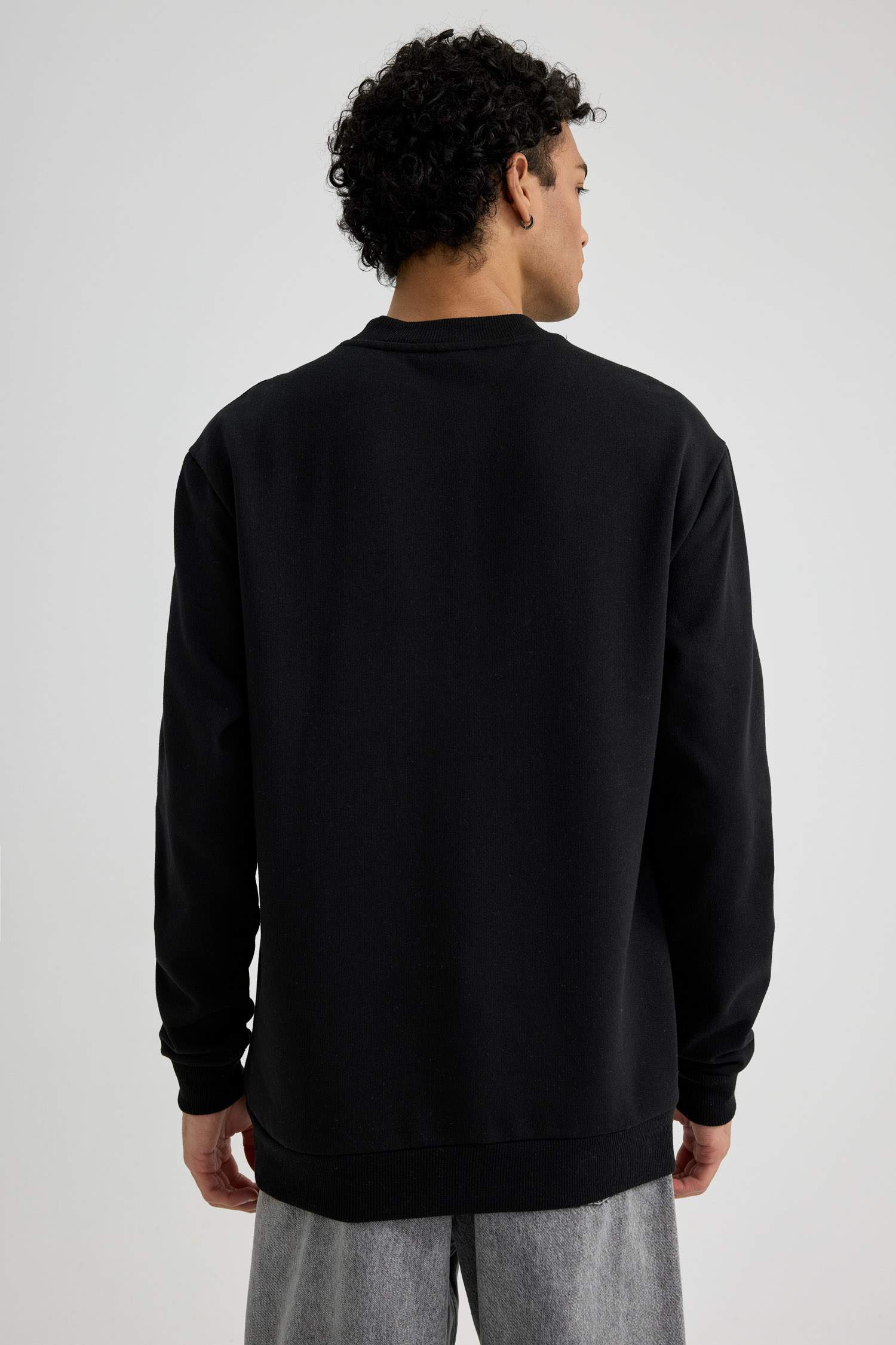 Свитшот стандартного кроя с круглым вырезом