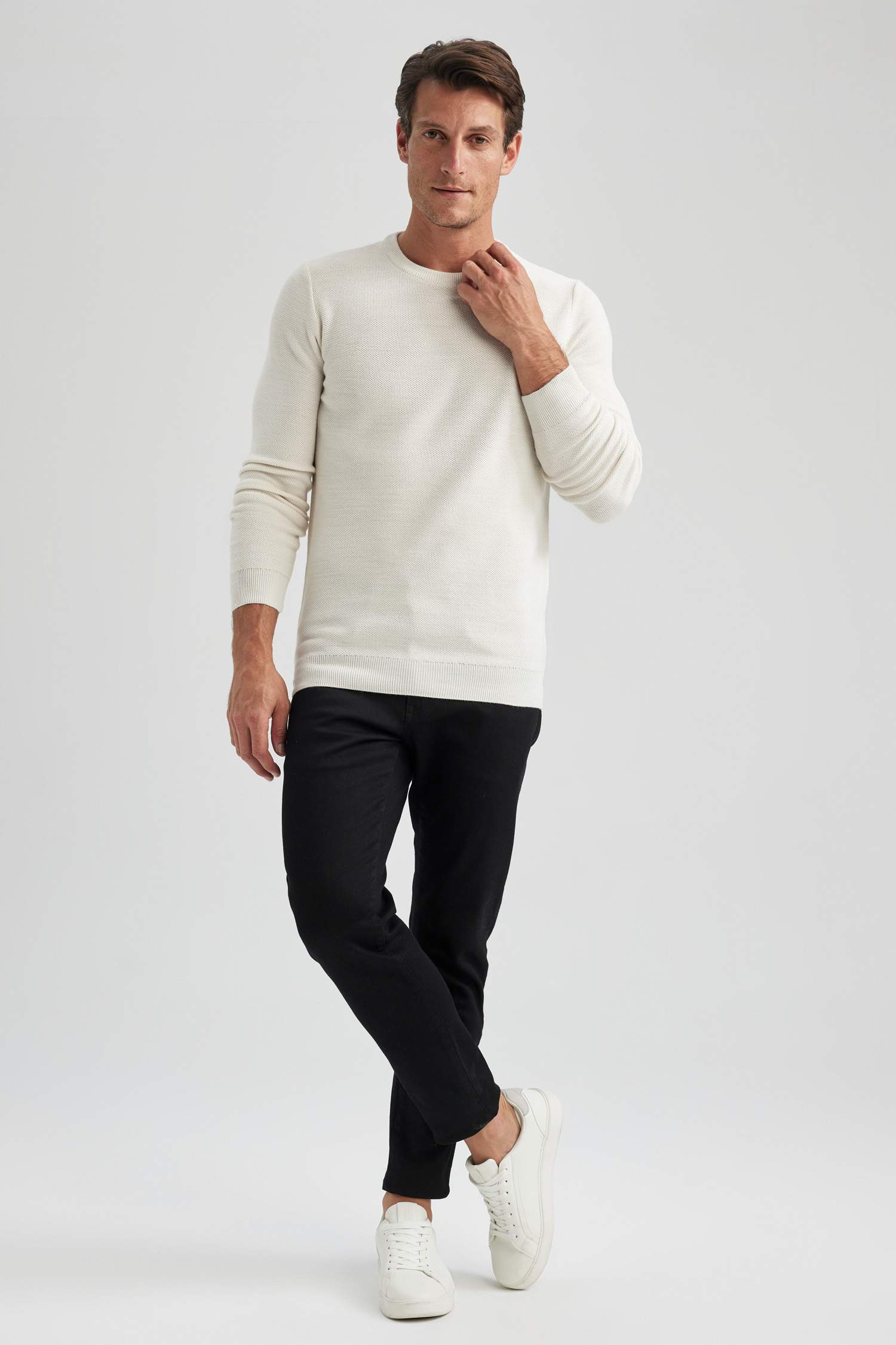 Пуловер приталеного крою з круглим вирізом трикотажний для чоловіків