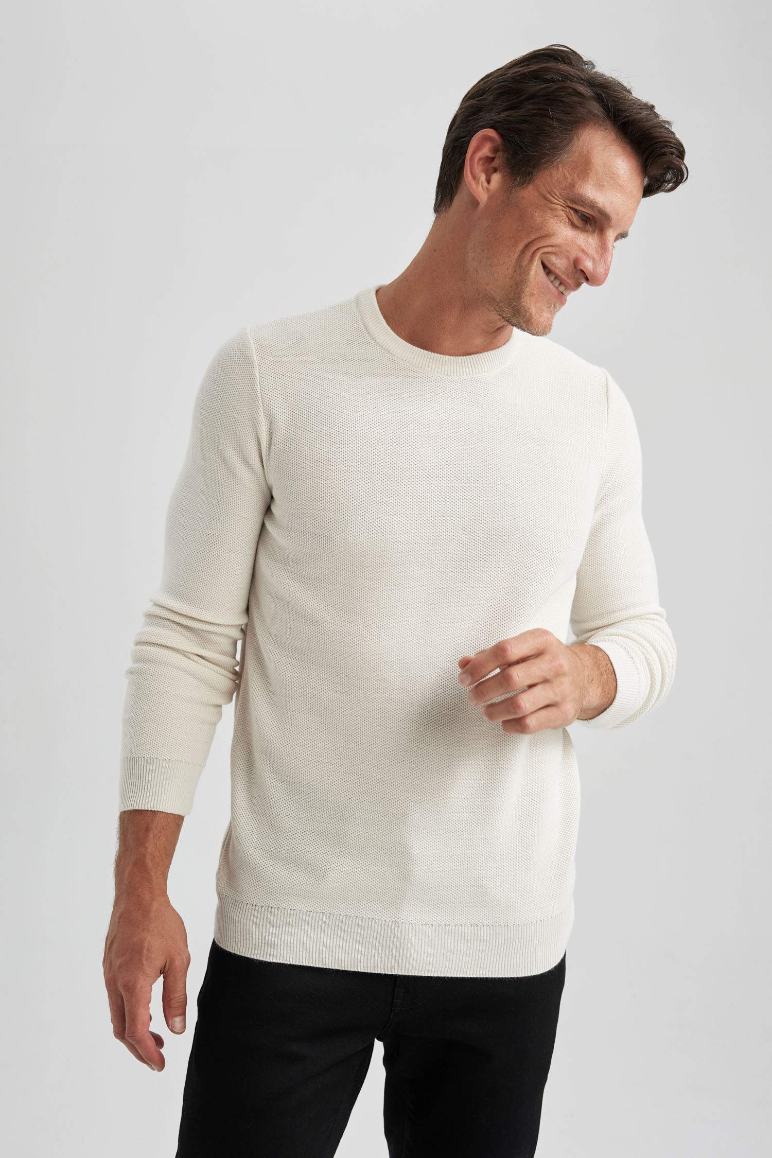 Пуловер приталеного крою з круглим вирізом трикотажний для чоловіків