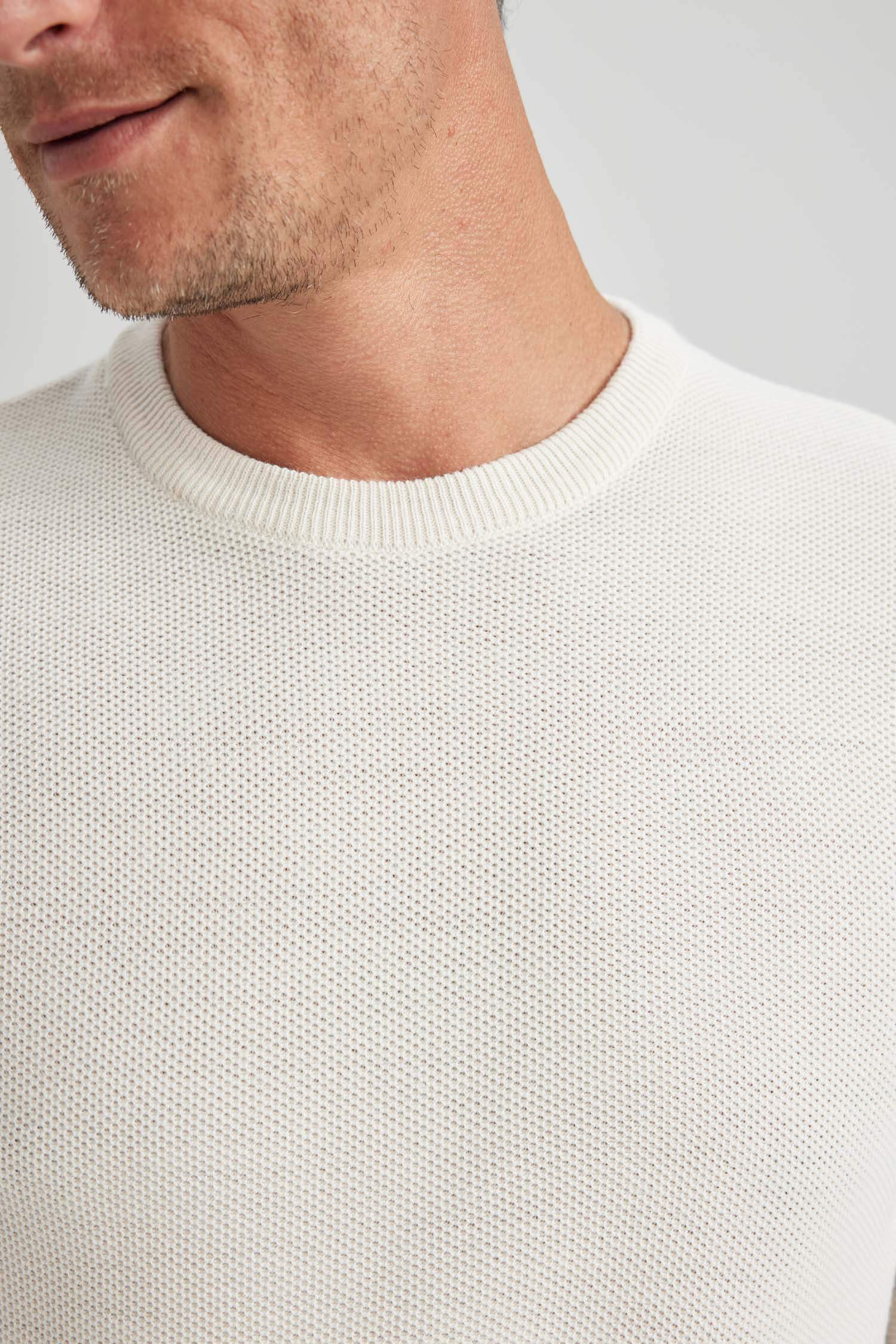 Пуловер приталеного крою з круглим вирізом трикотажний для чоловіків