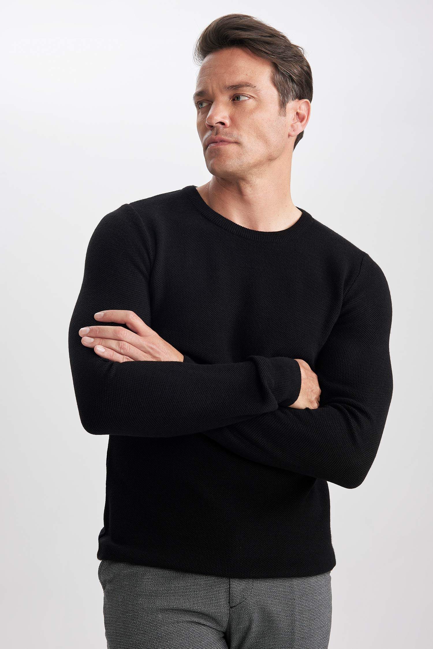 Свитер базовый приталенного кроя с круглым вырезом