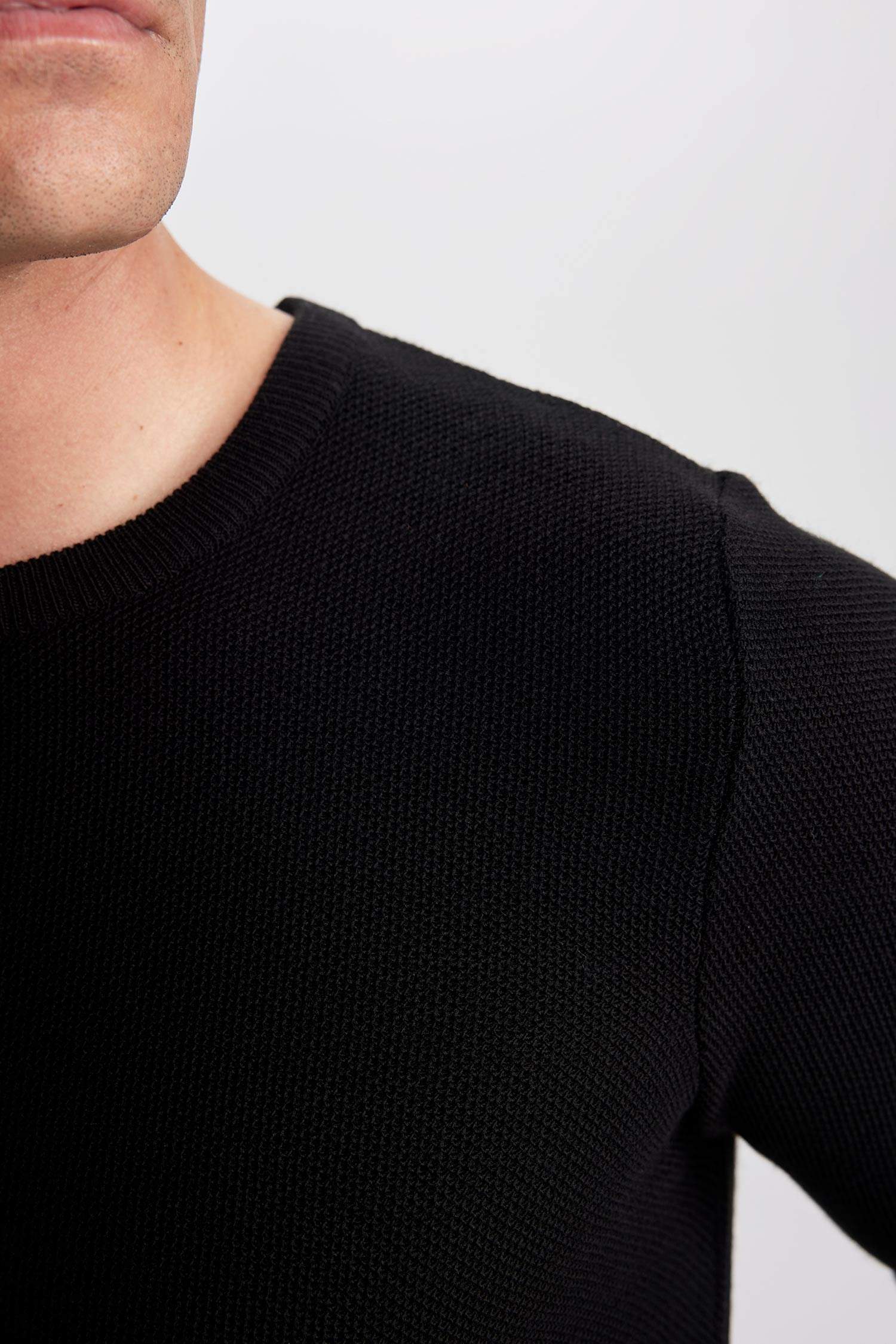 Свитер базовый приталенного кроя с круглым вырезом