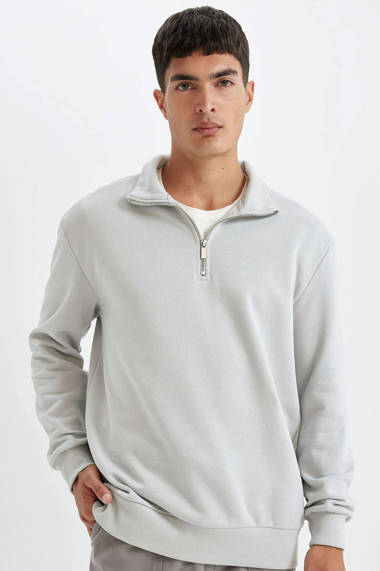 سويت شيرت بيزك قصة مريحة بياقة عالية