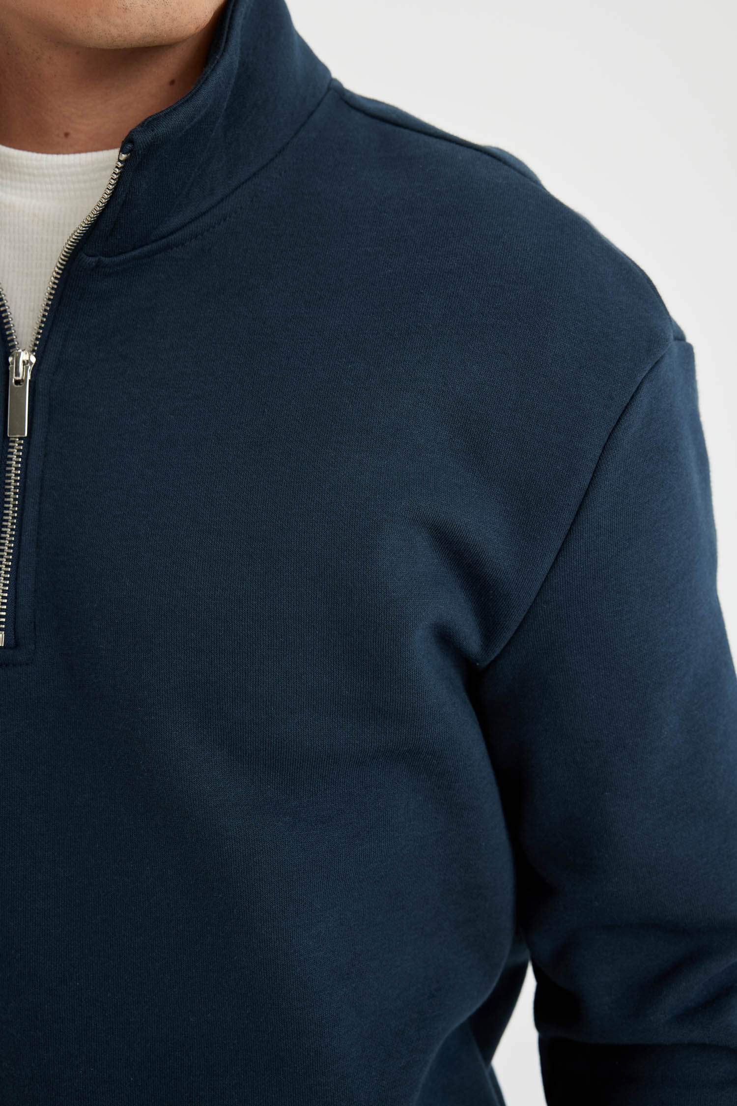 سويت شيرت بيزك تقيل قصة مريحة بياقة عالية