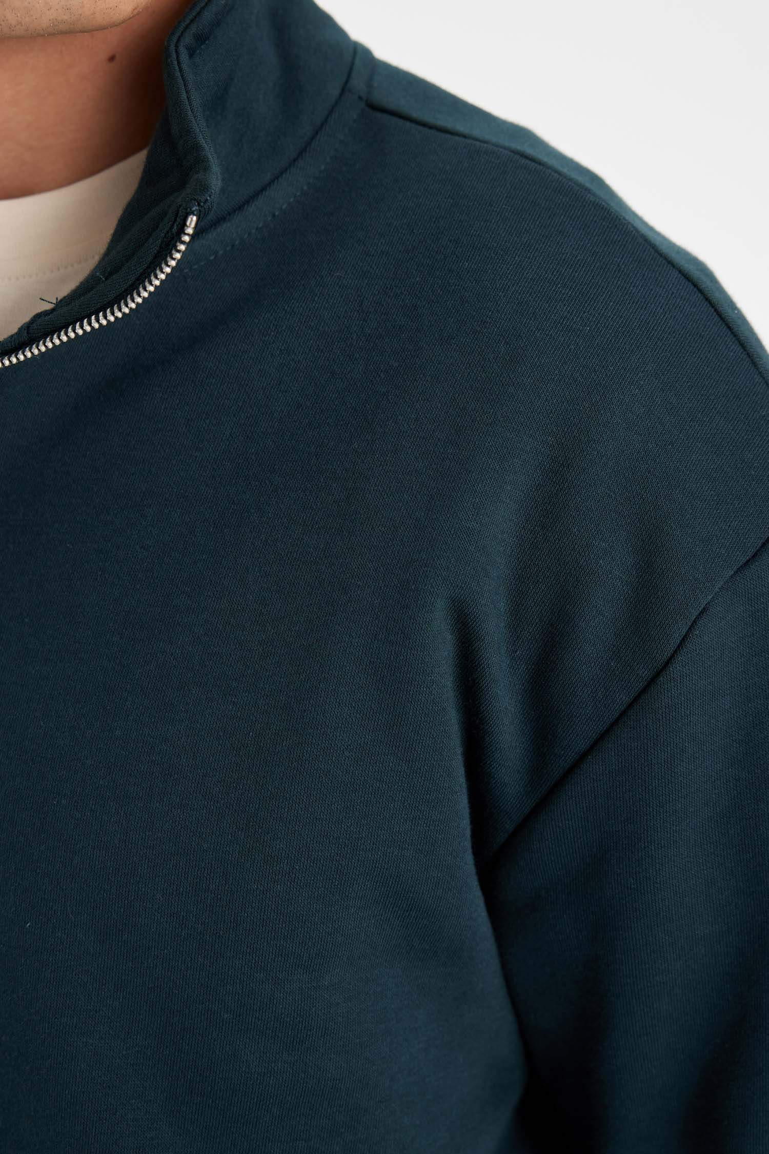 Свитшот комфортного кроя