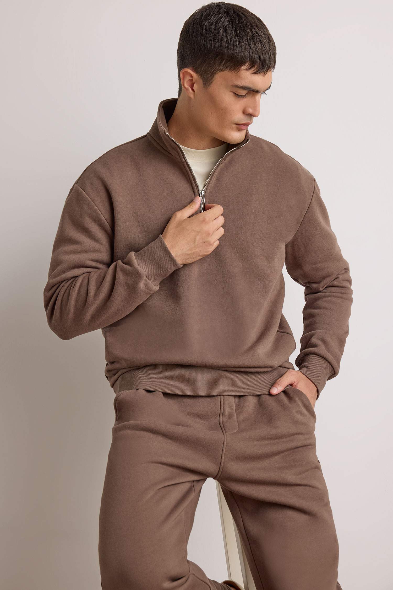 سويت شيرت قصة عادية بياقة عالية