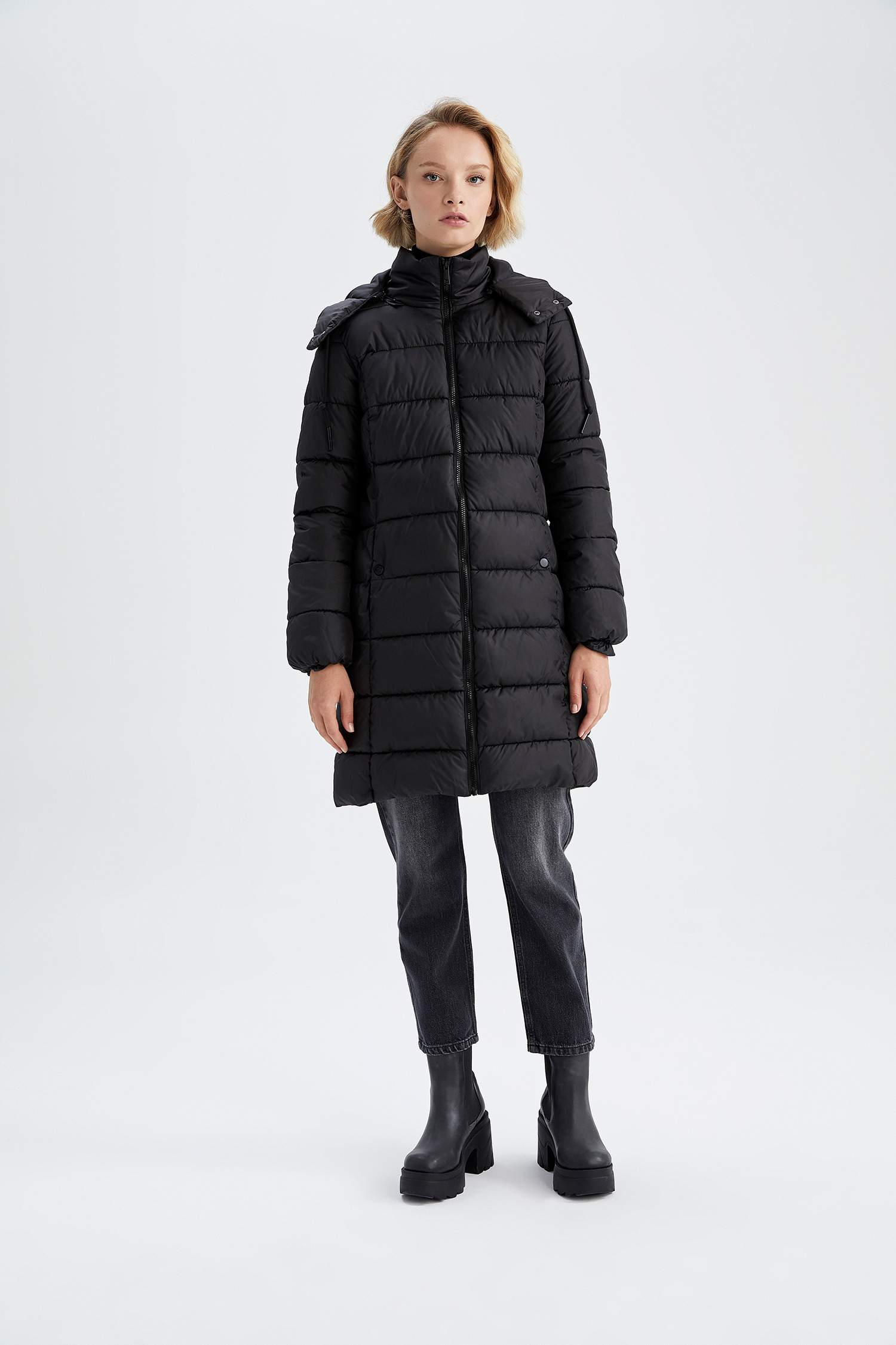 Isı Yalıtımlı Su İtici Kapüşonlu Şişme Mont