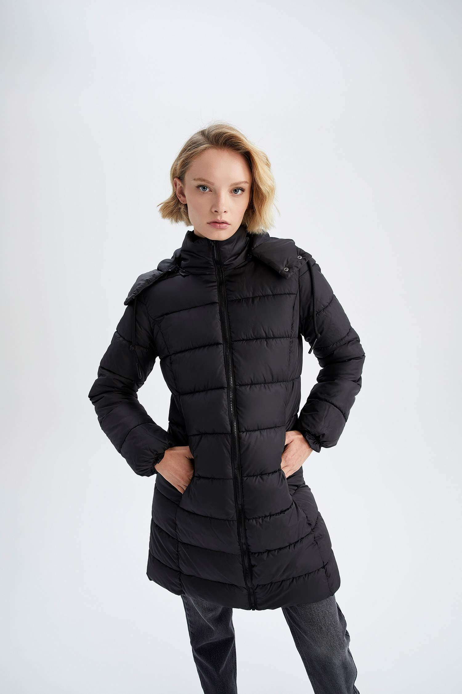 Isı Yalıtımlı Su İtici Kapüşonlu Şişme Mont