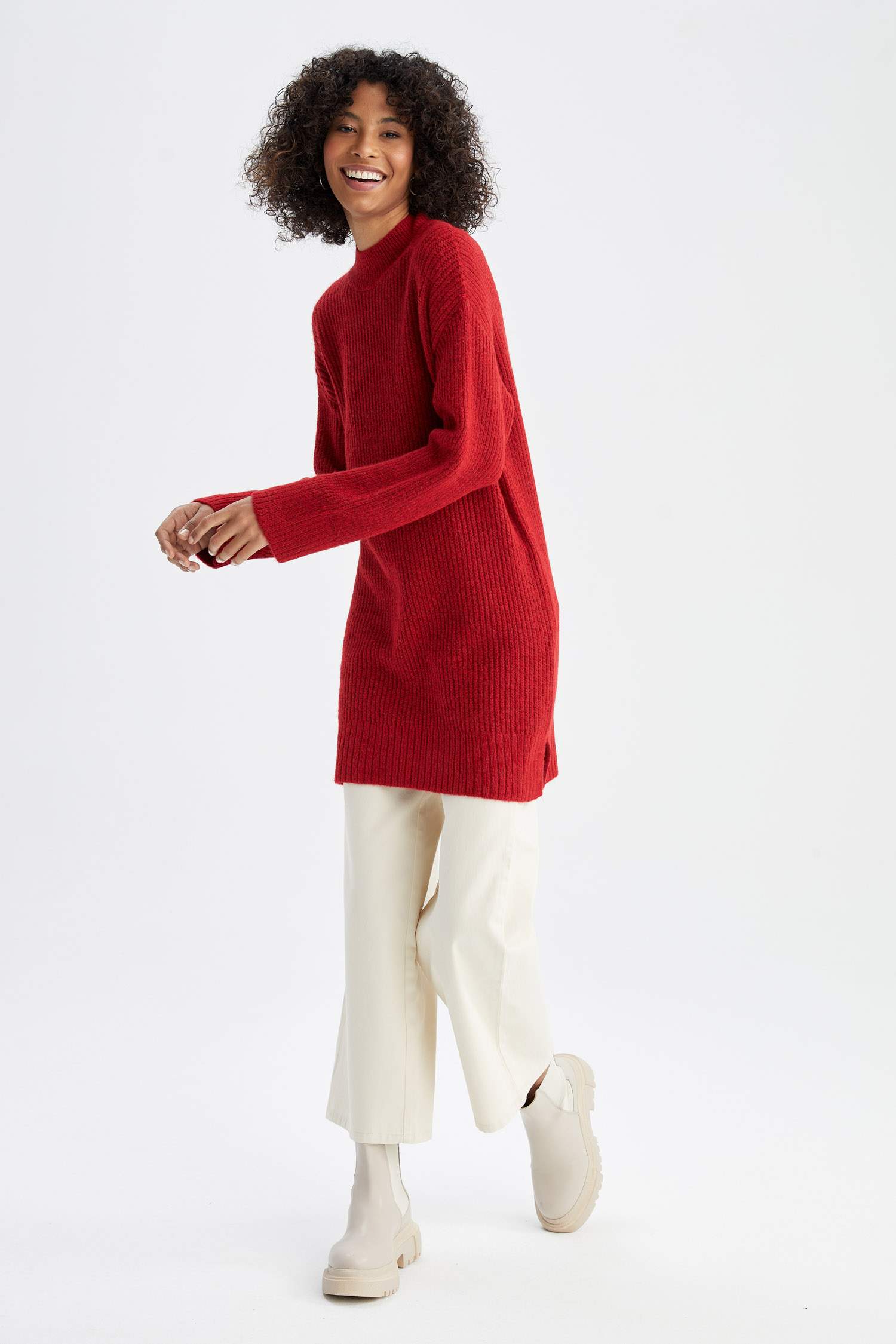 Туника стандартного кроя с высоким воротником