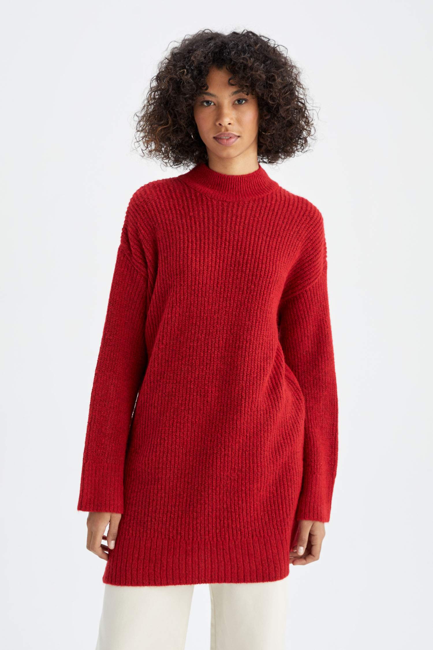 Туника стандартного кроя с высоким воротником