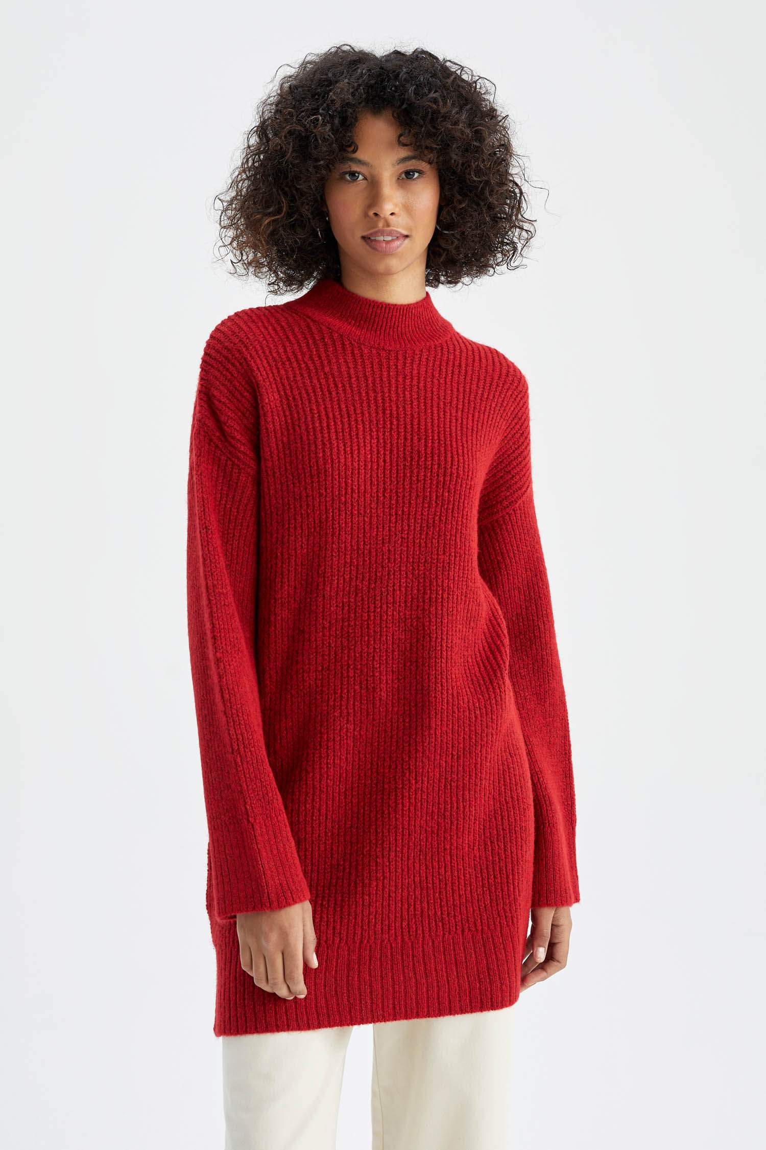 Туника стандартного кроя с высоким воротником