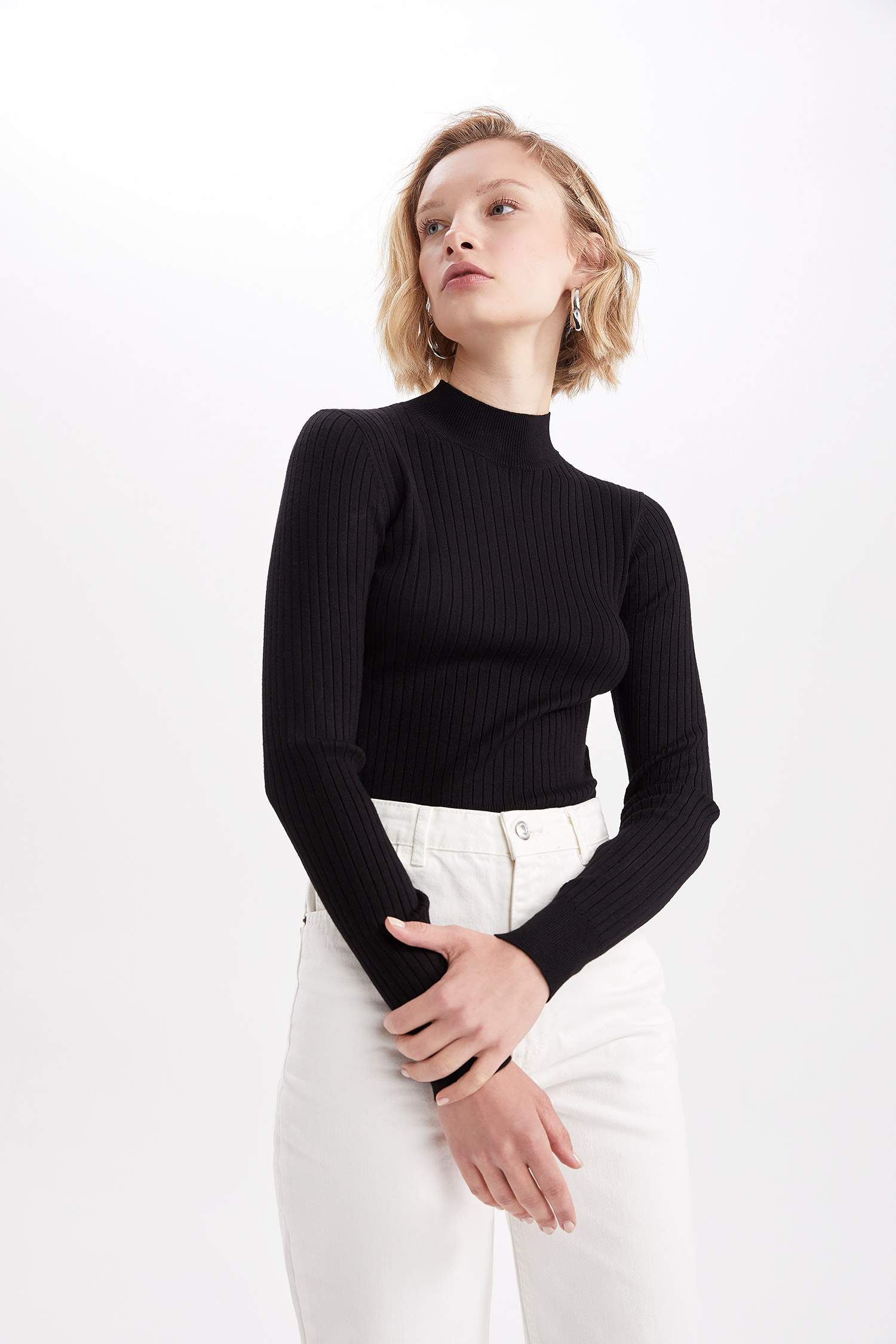 Пуловер приталеного крою напівводолазка для жінок