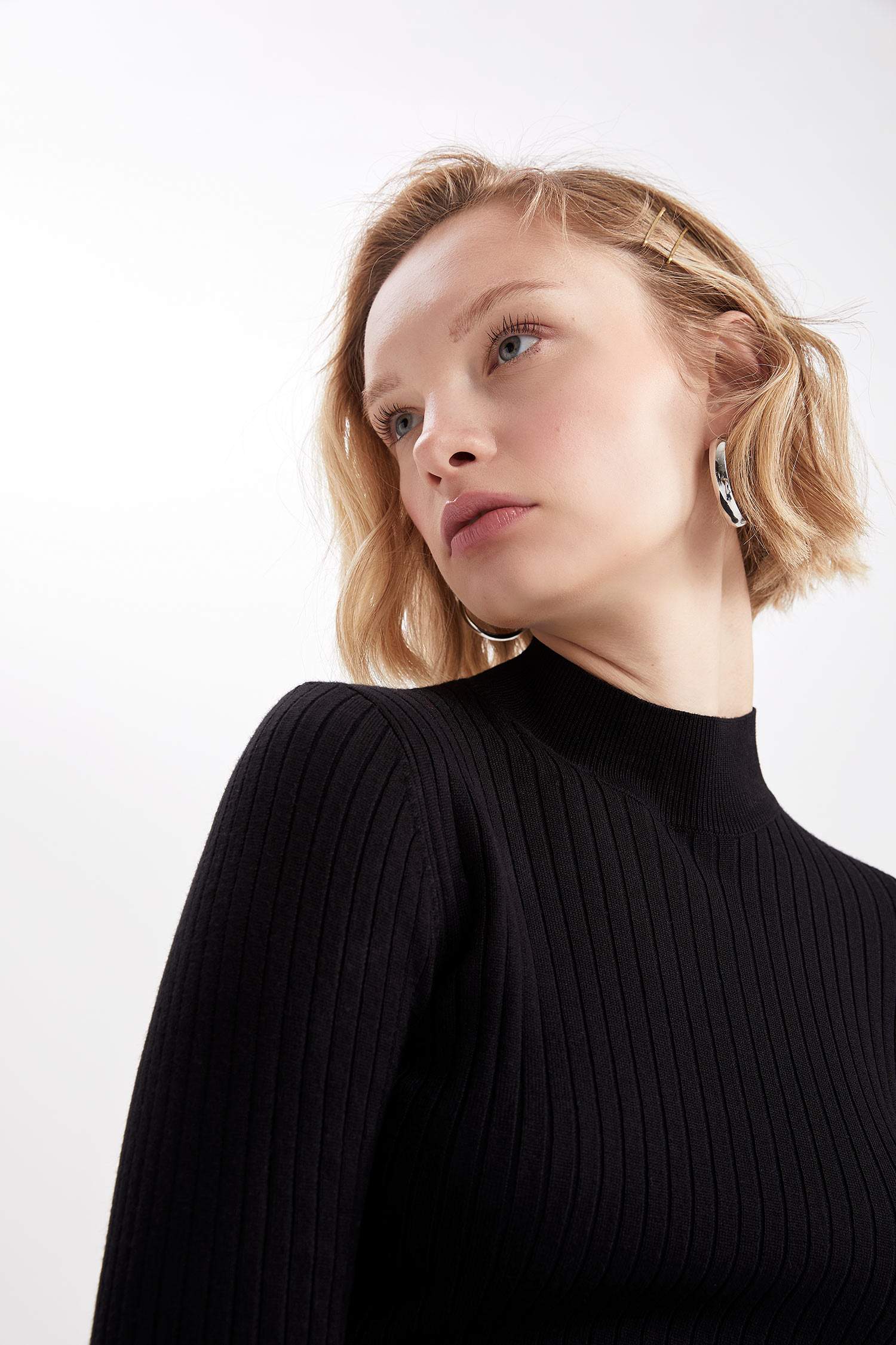 Пуловер приталеного крою напівводолазка для жінок