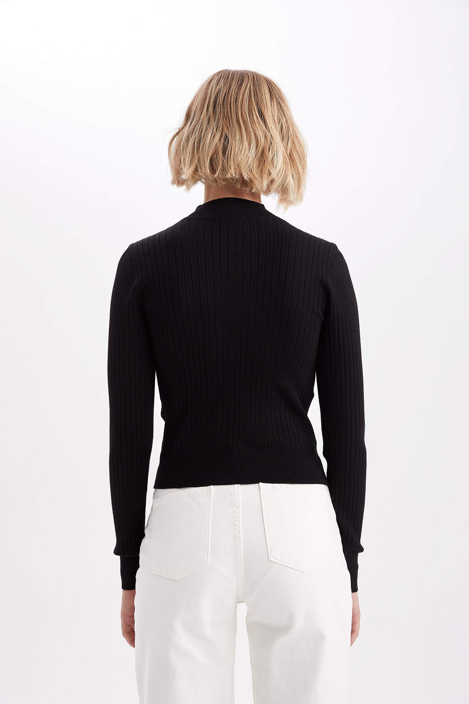 Пуловер приталеного крою напівводолазка для жінок