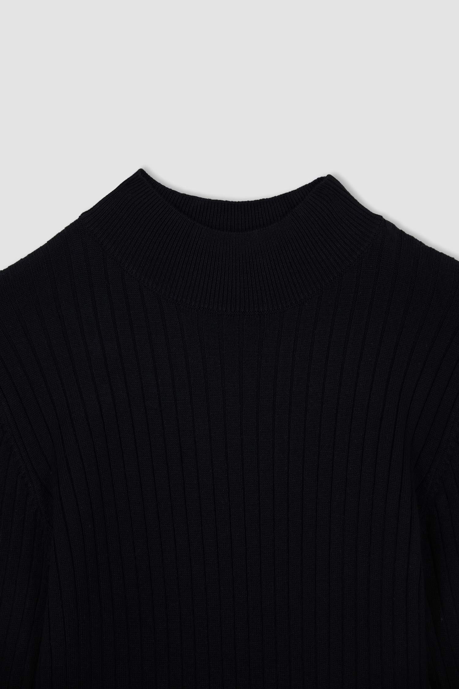 Пуловер приталеного крою напівводолазка для жінок