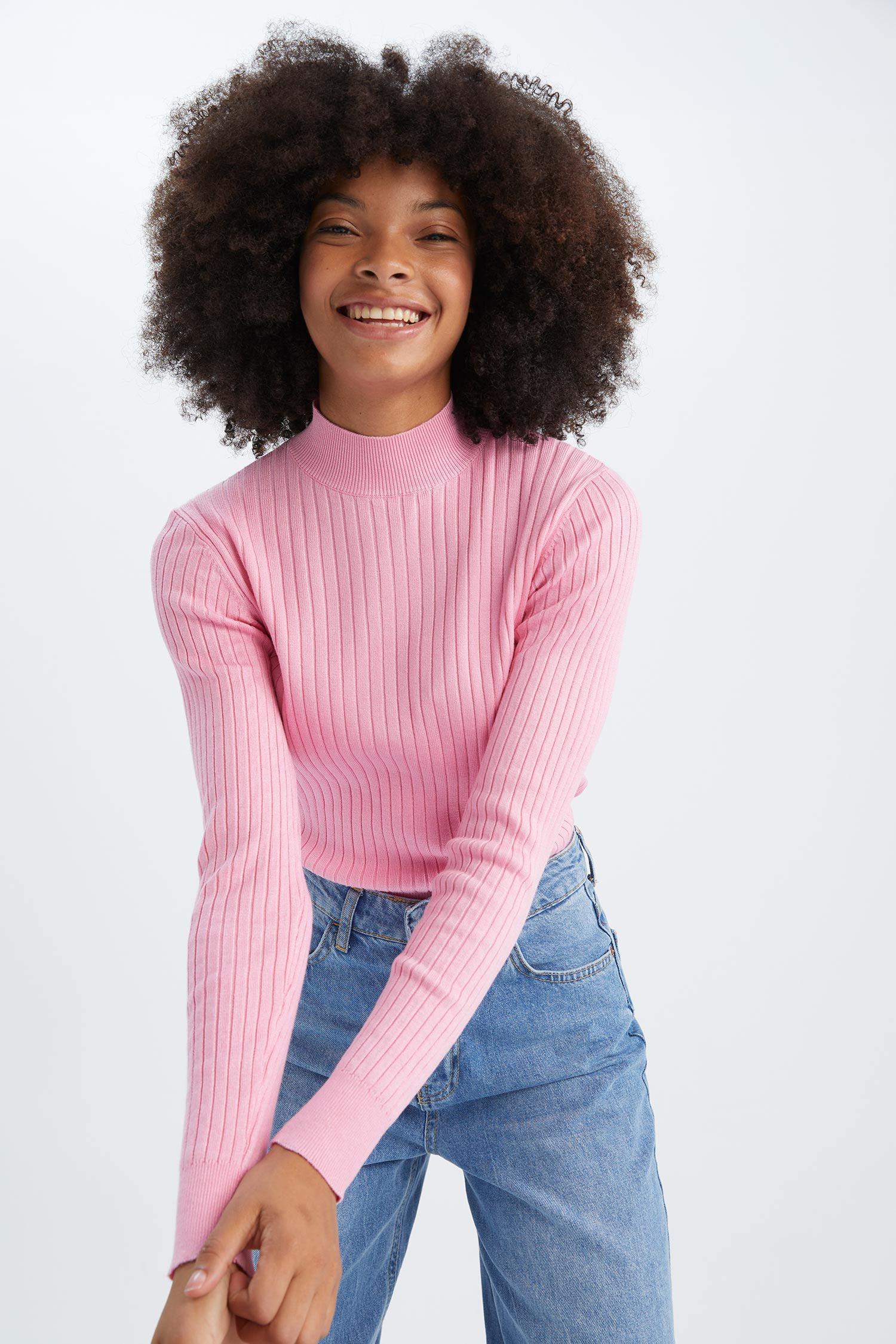 Свитер приталенного кроя с воротником