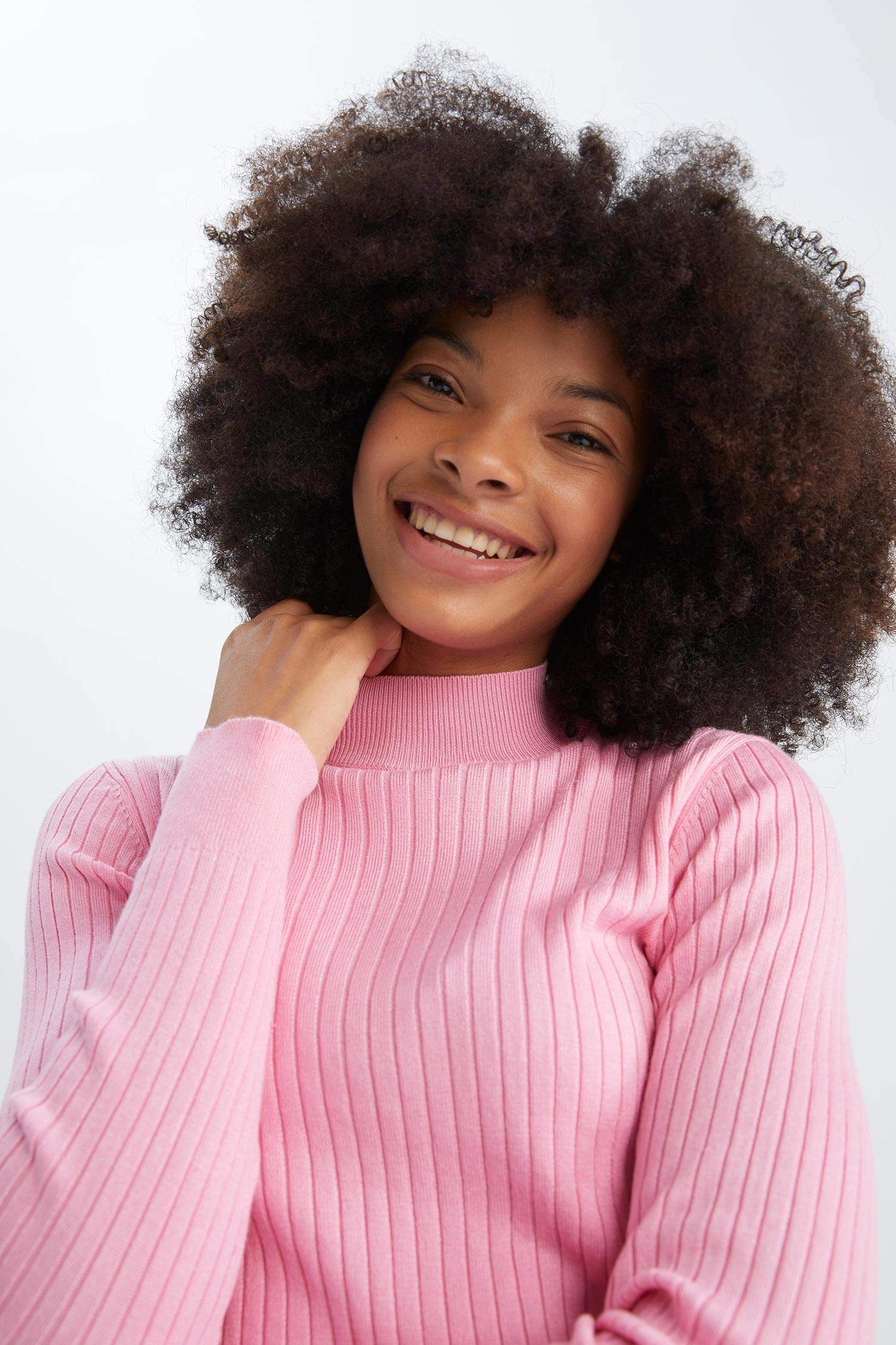 Свитер приталенного кроя с воротником