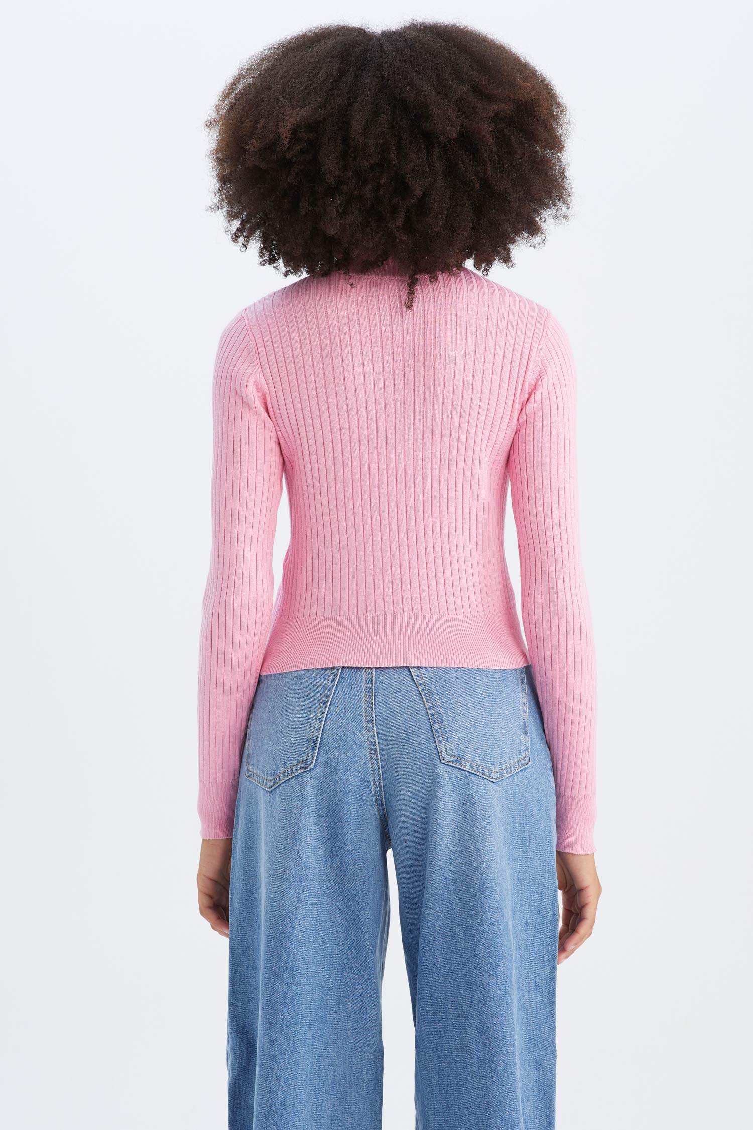 Свитер приталенного кроя с воротником