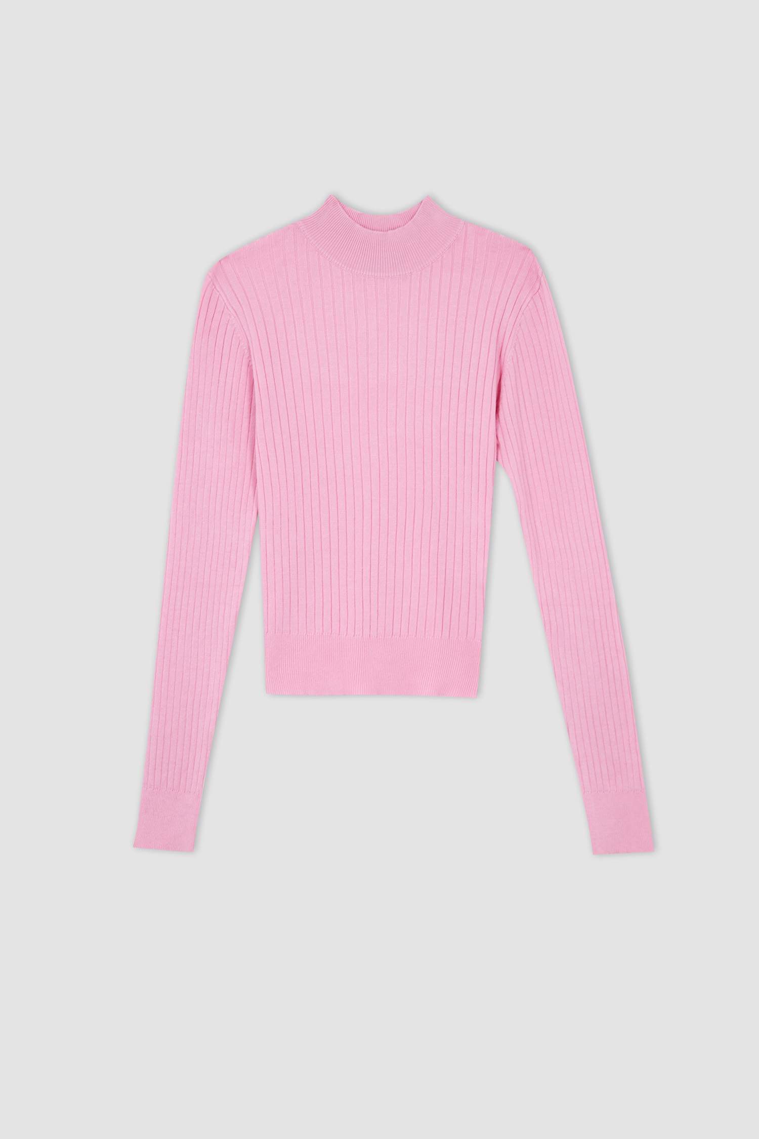 Свитер приталенного кроя с воротником