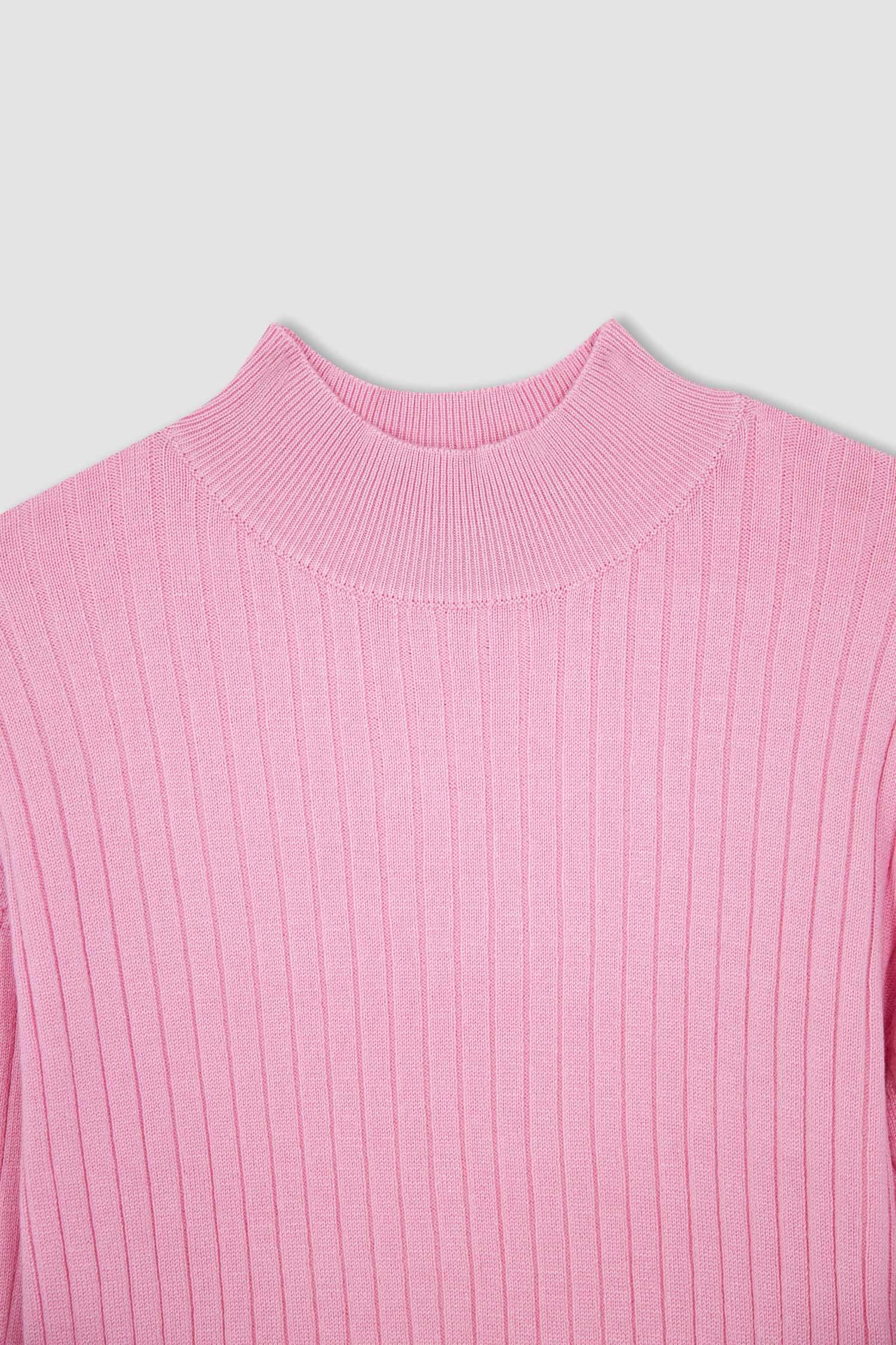 Свитер приталенного кроя с воротником