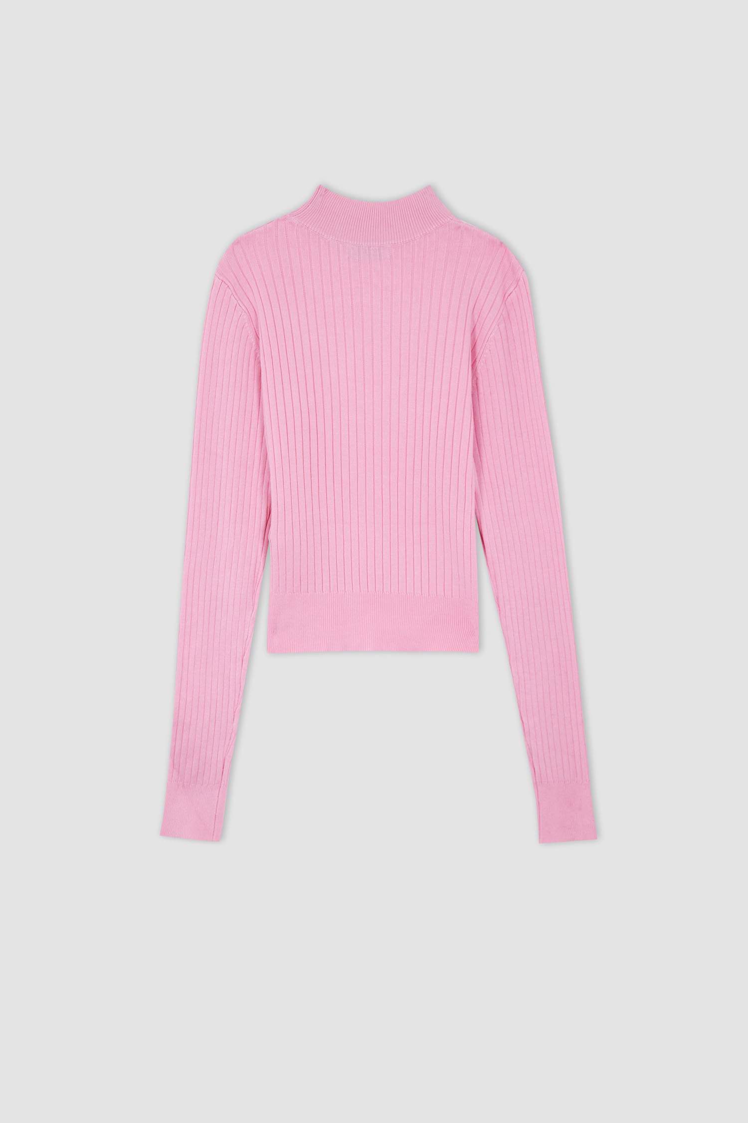 Свитер приталенного кроя с воротником