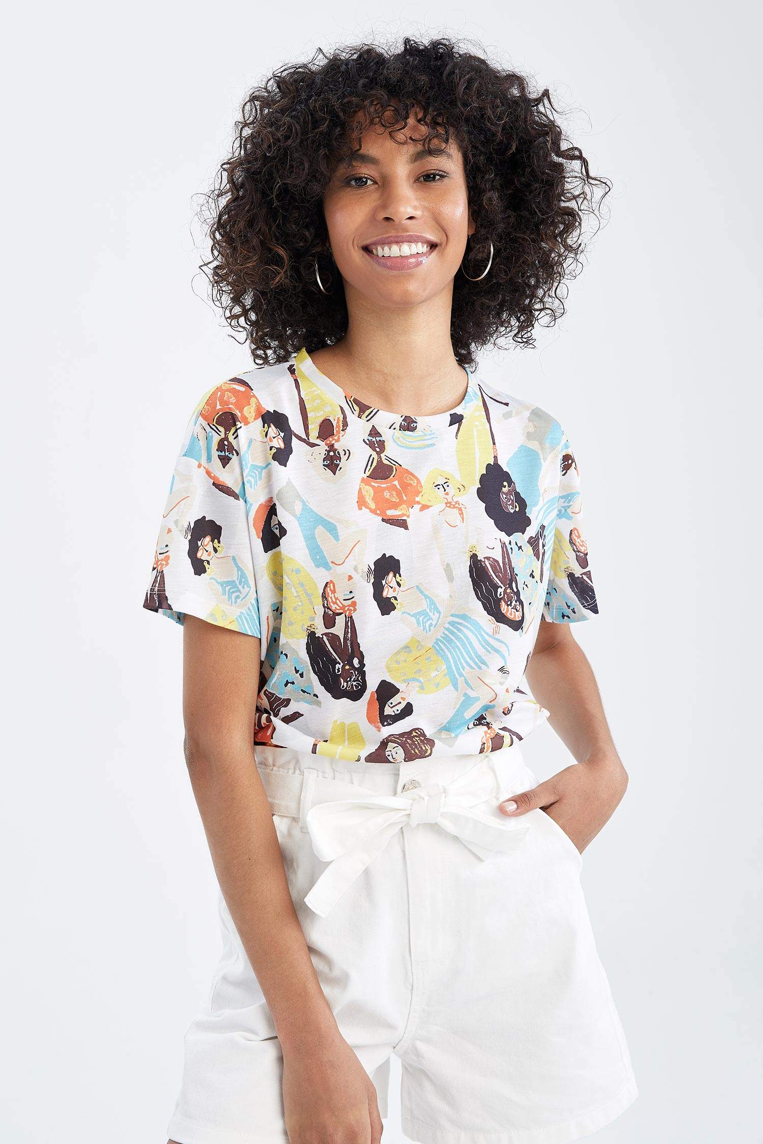 White Woman Boxy Fit Short Sleeve Printed Shirt 2508567 | DeFacto