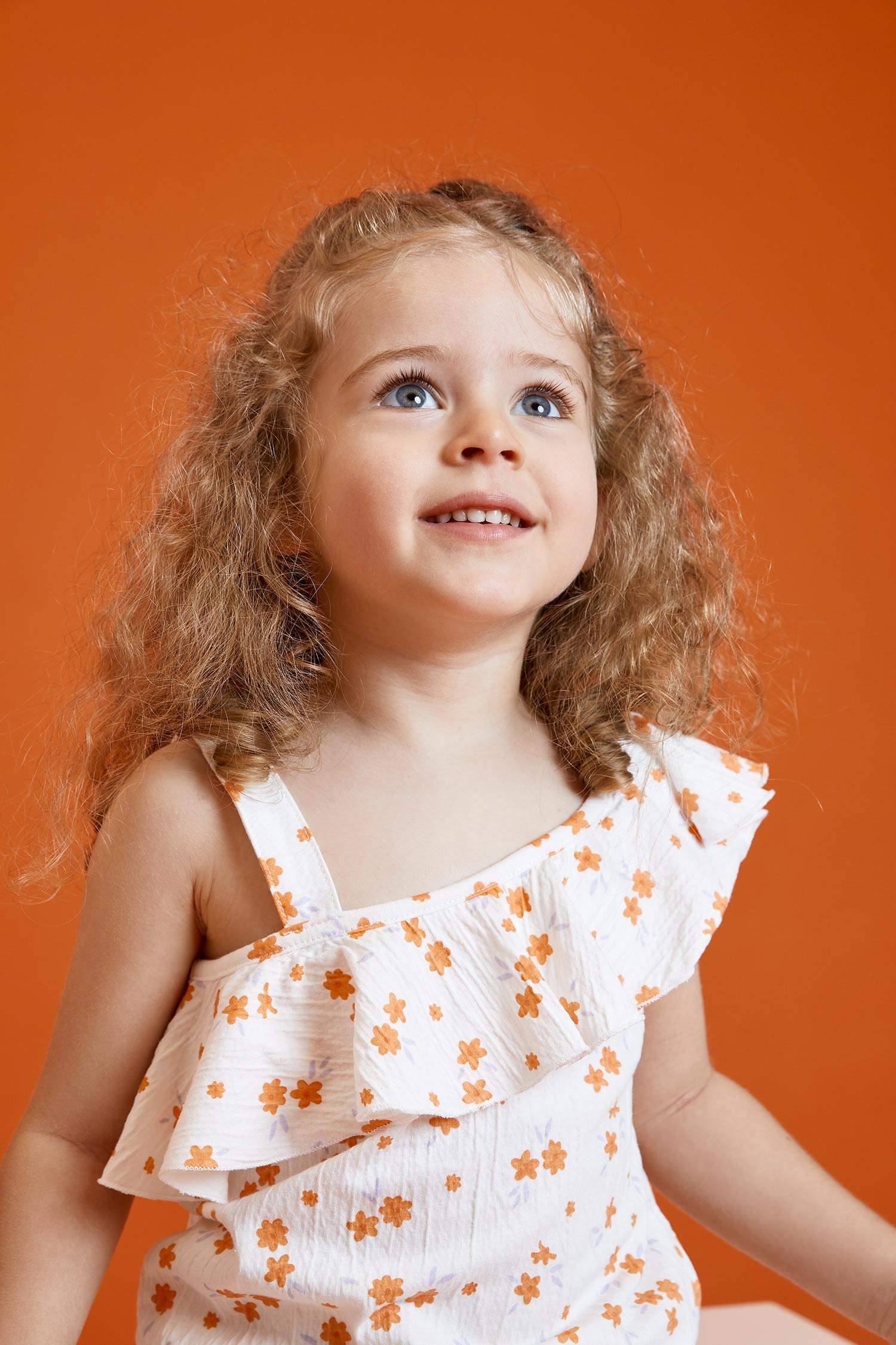 طقم بناتي شورت وبلوزة بكتف واحد بقصة عادية - قطعتين