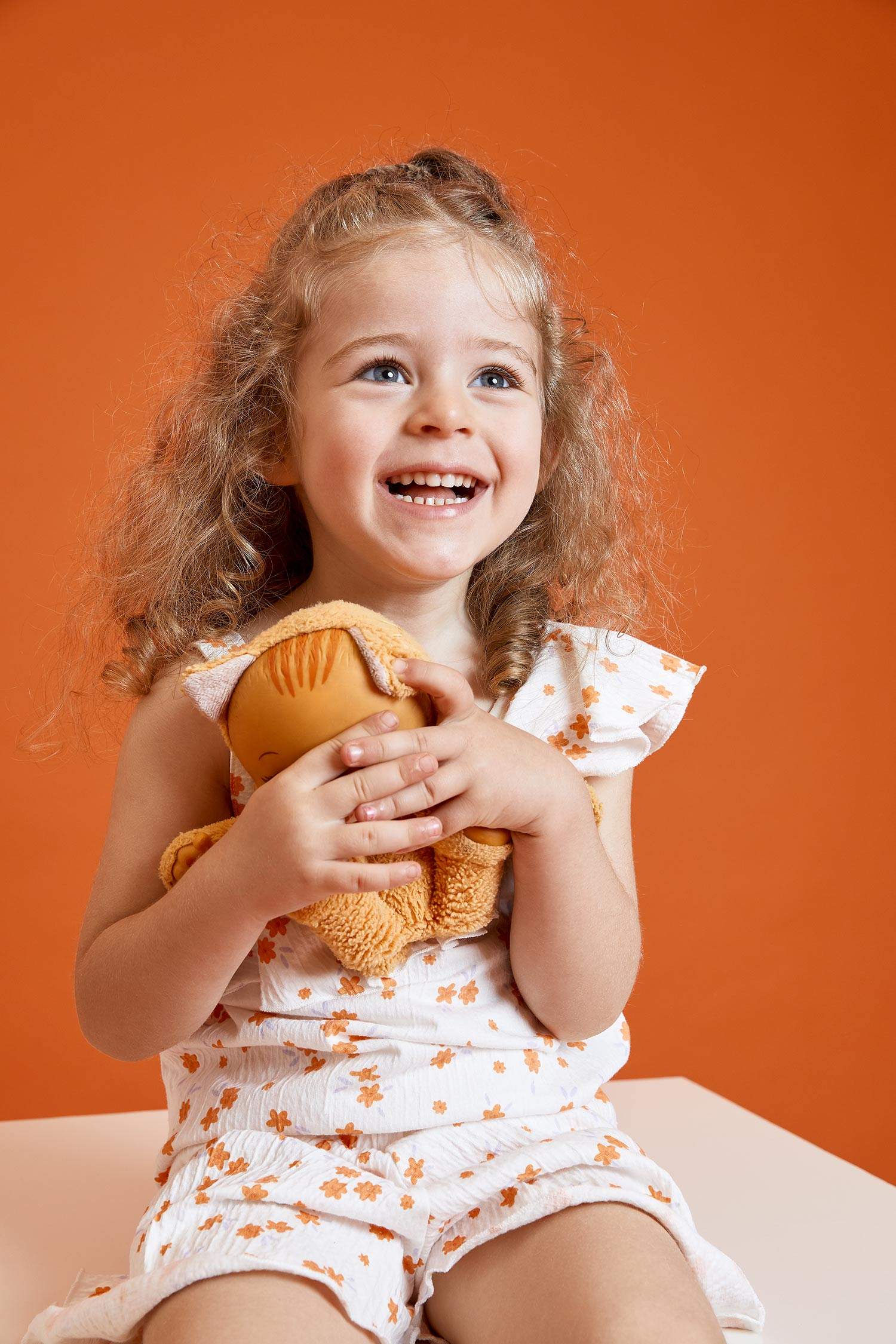 طقم بناتي شورت وبلوزة بكتف واحد بقصة عادية - قطعتين