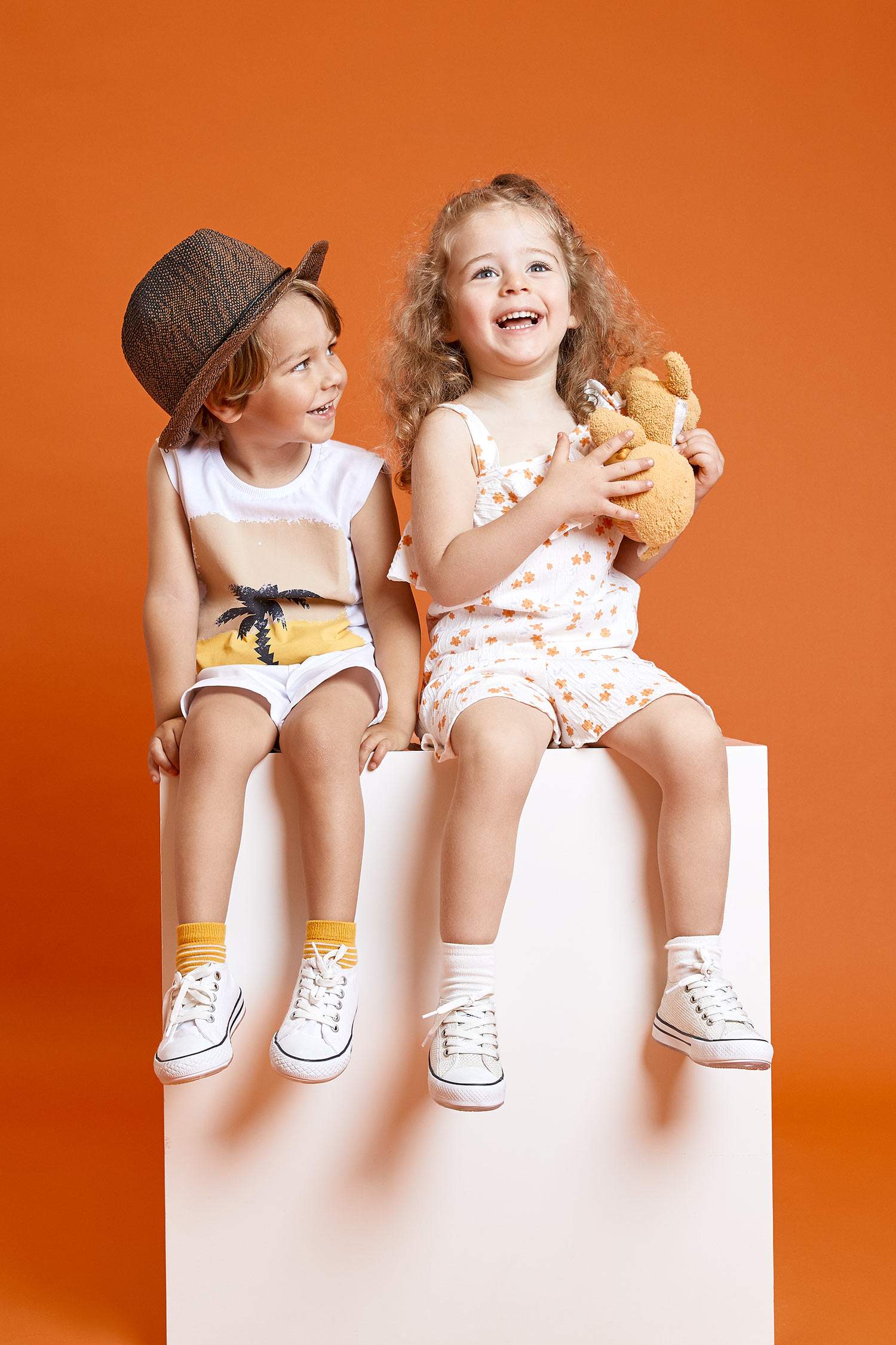 طقم بناتي شورت وبلوزة بكتف واحد بقصة عادية - قطعتين