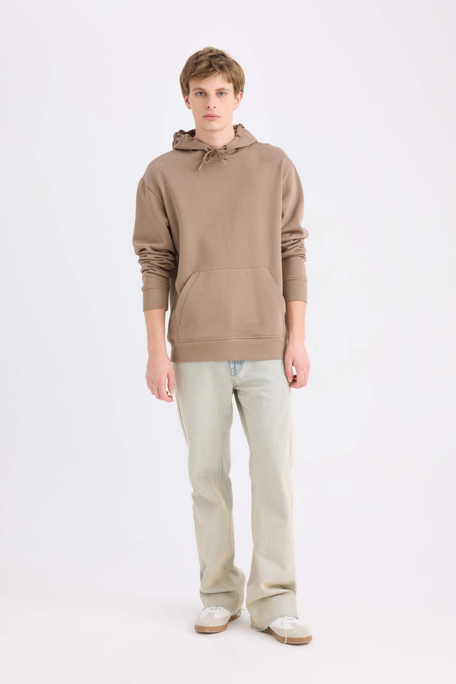 سويت شيرت سادة بيزك قصة عادية بغطاء للرأس بجيب