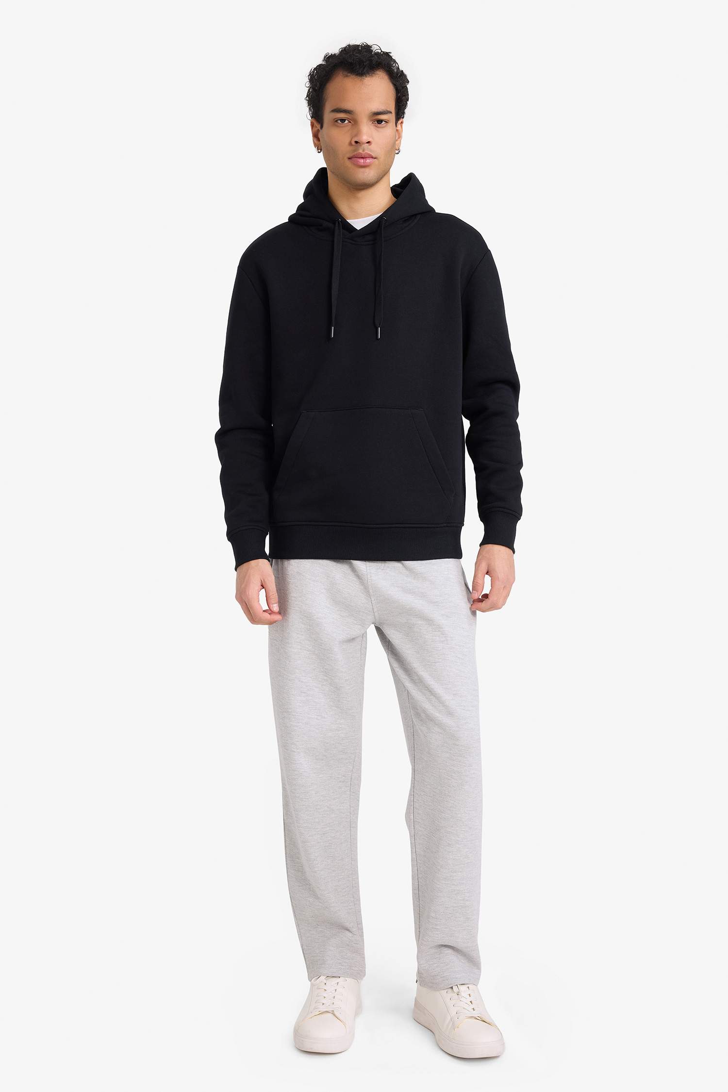 سويت شيرت قصة عادية بغطاء للرأس بجيب