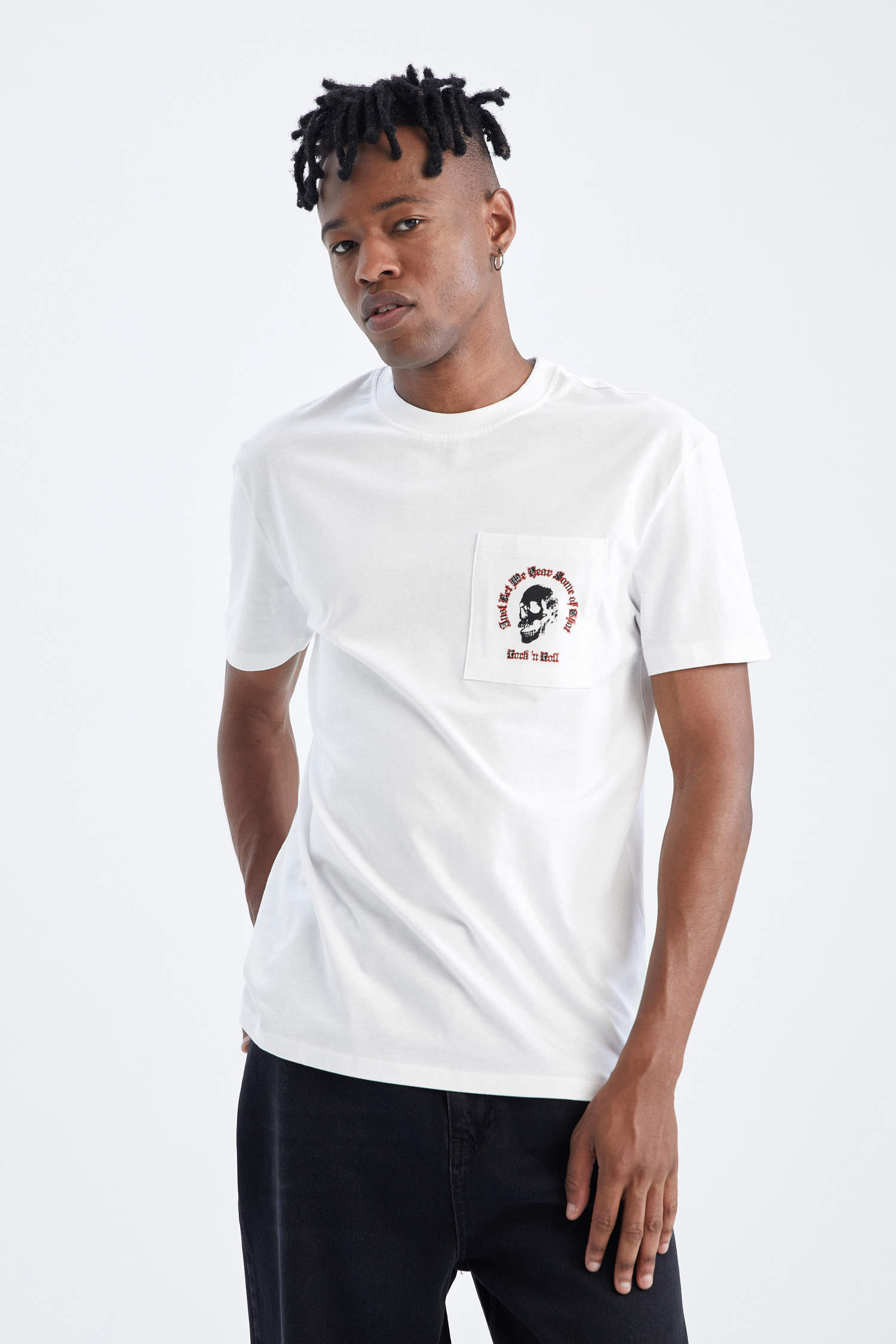 Marty Fielding den første i mellemtiden White MEN Regular Fit Short Sleeve Minimal Logo Print T-Shirt 2526736 |  DeFacto
