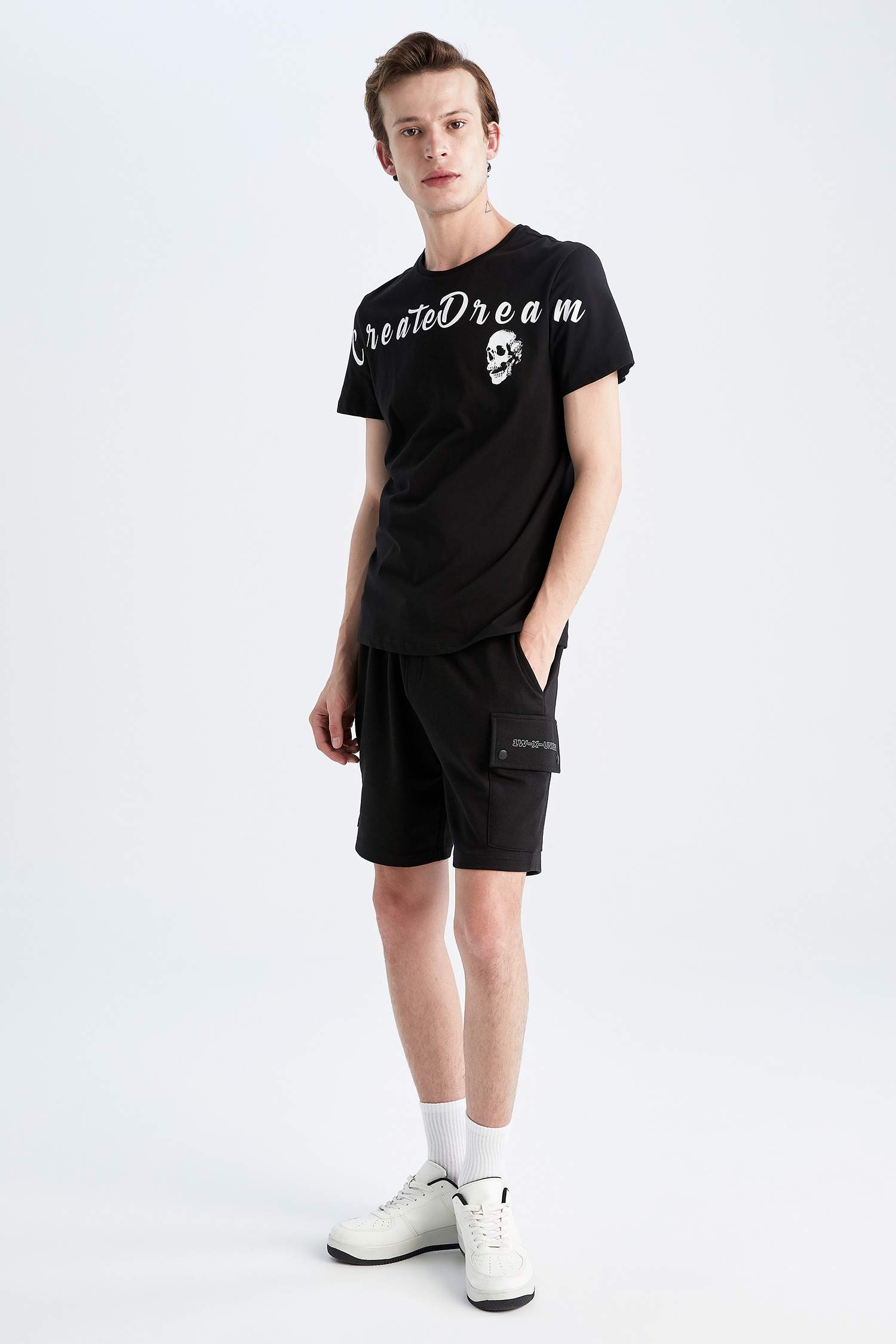 Приталенная футболка с круглым вырезом сзади и принтом