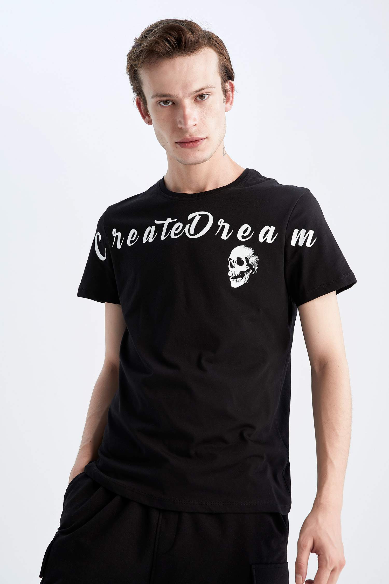 Приталенная футболка с круглым вырезом сзади и принтом