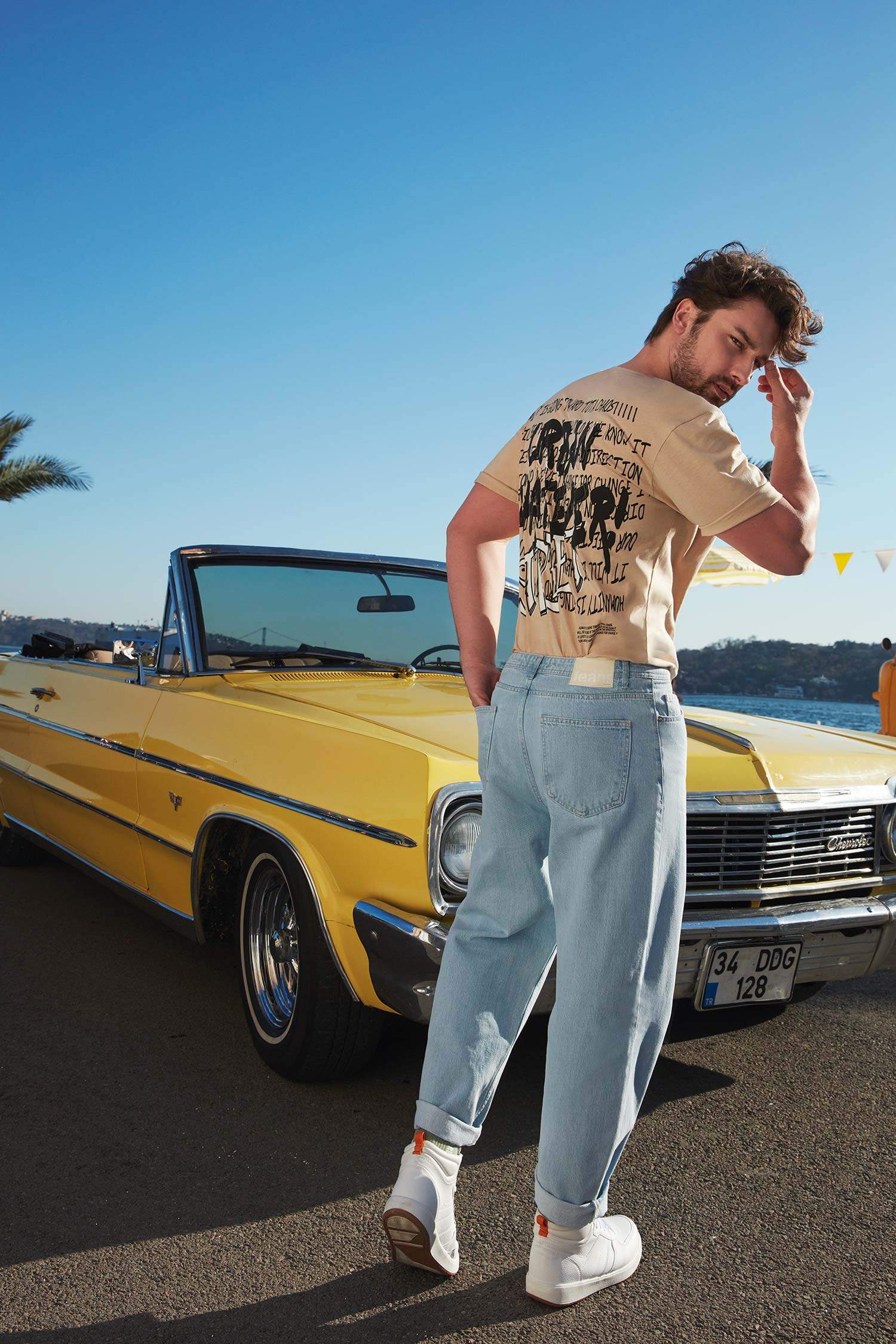 Джинсы-бананы со средней посадкой