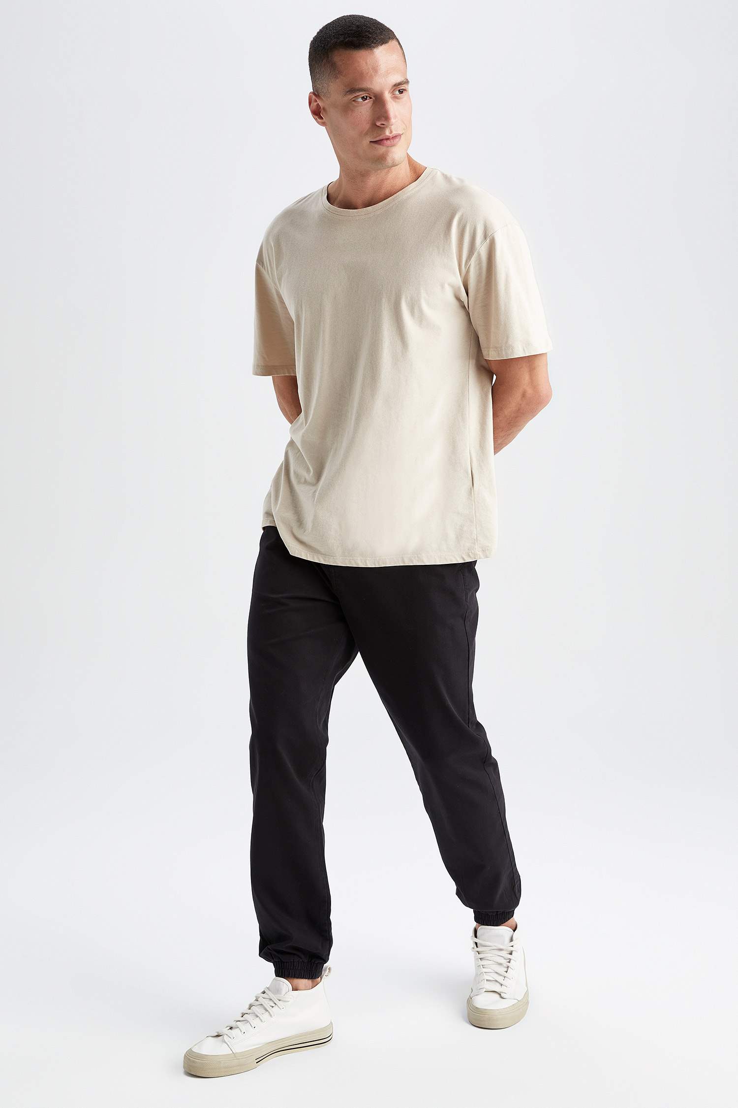 Black MAN Regular Jogger Pants 2524817 | DeFacto