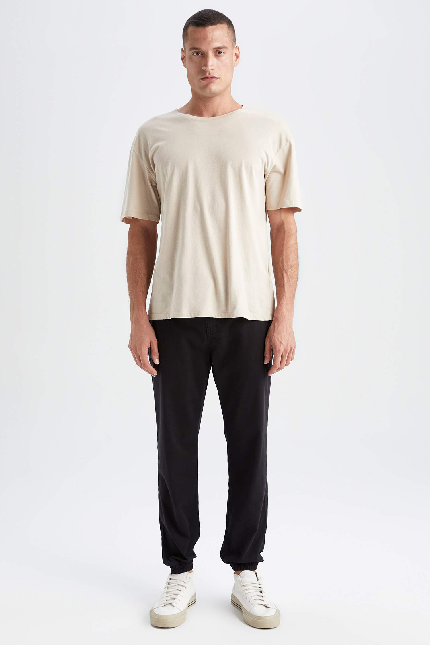 Black MAN Regular Jogger Pants 2524817 | DeFacto