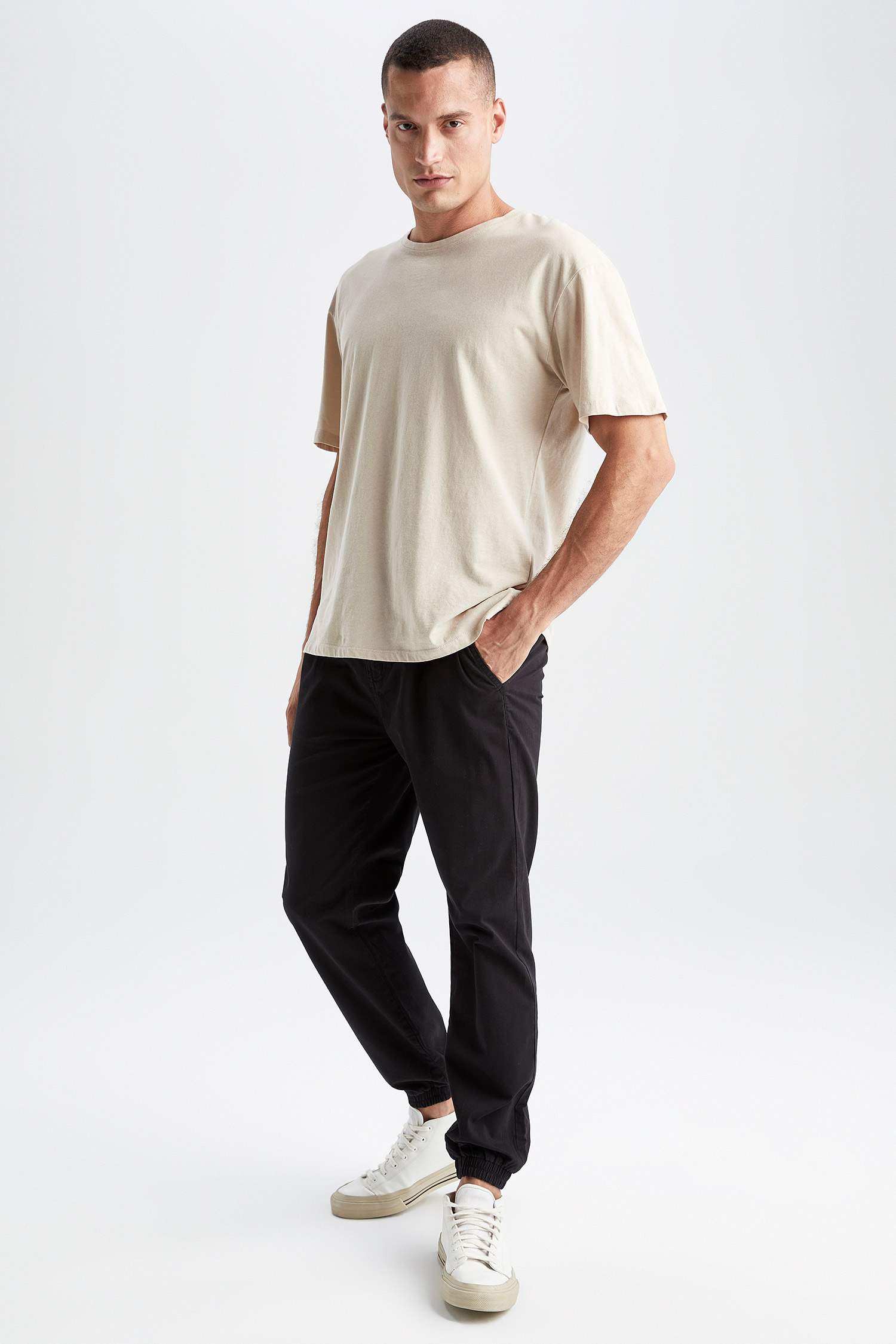 Black MAN Regular Jogger Pants 2524817 | DeFacto