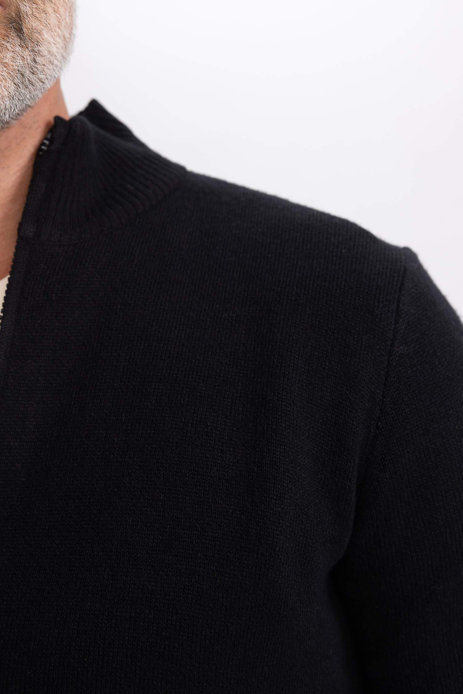 Кардиган приталенного кроя с воротником стойкой