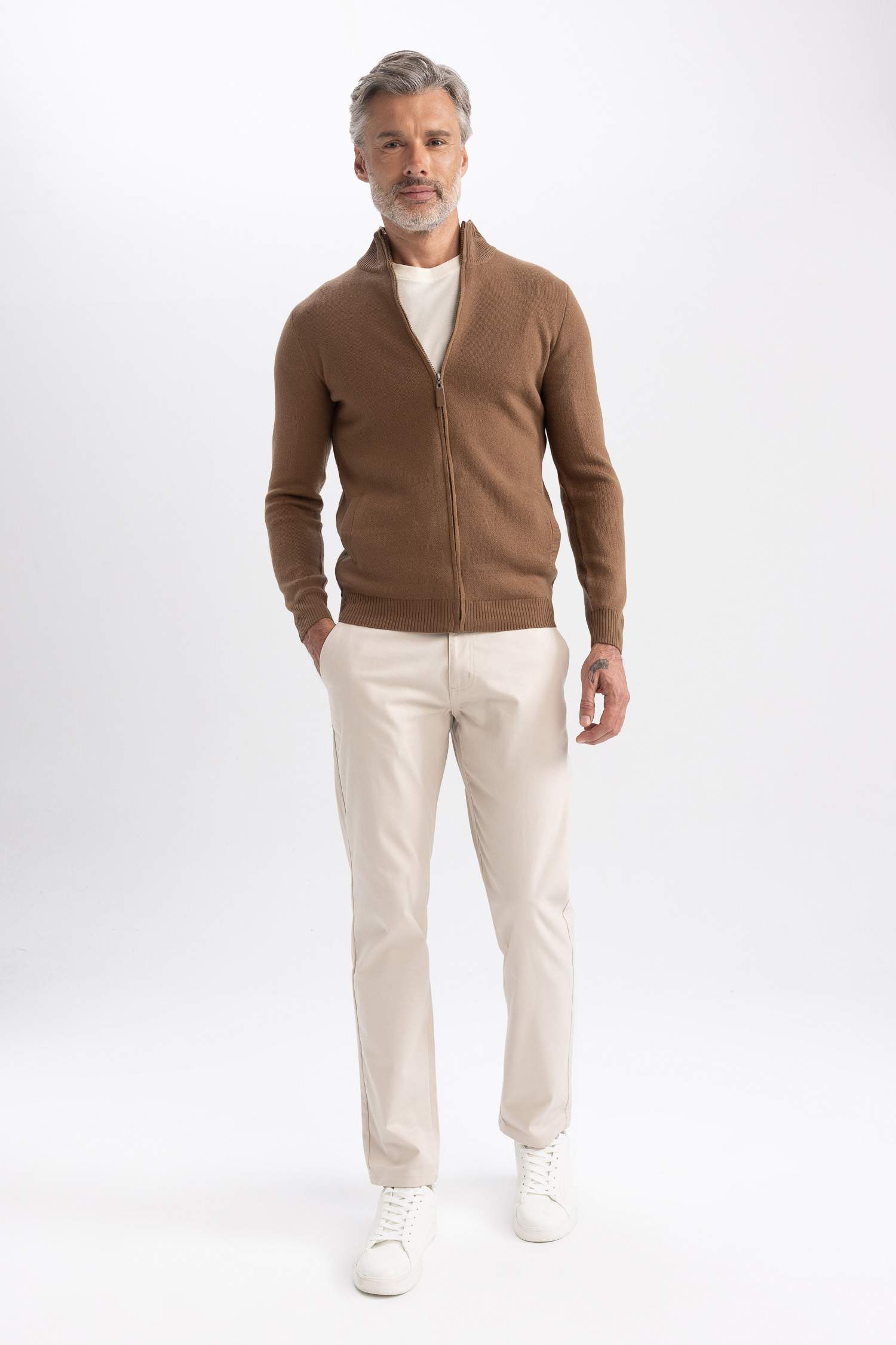 كارديجان سليم فيت برقبة عالية بجيب