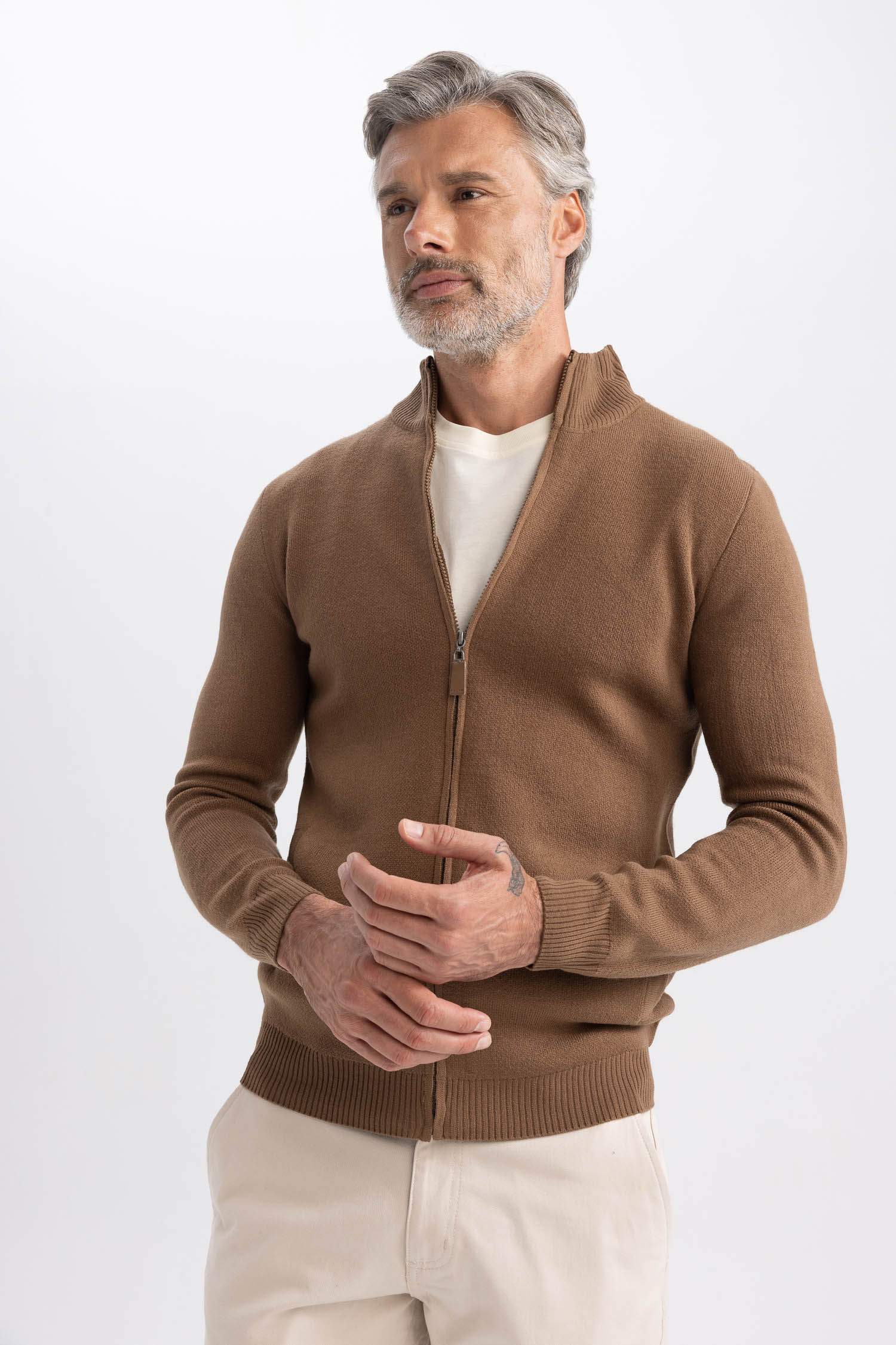 كارديجان سليم فيت برقبة عالية بجيب