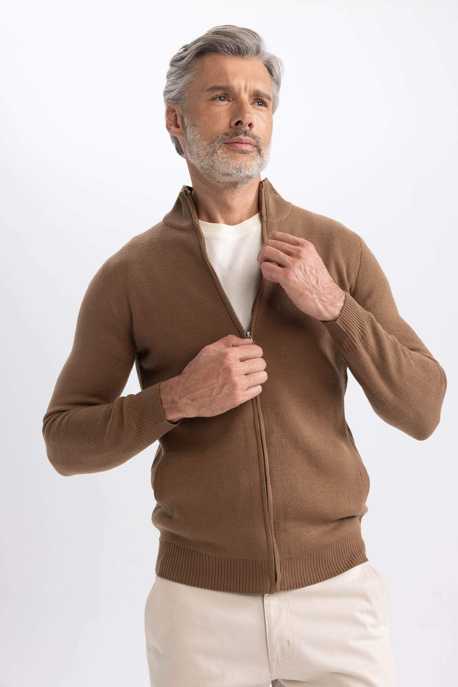 كارديجان سليم فيت برقبة عالية بجيب