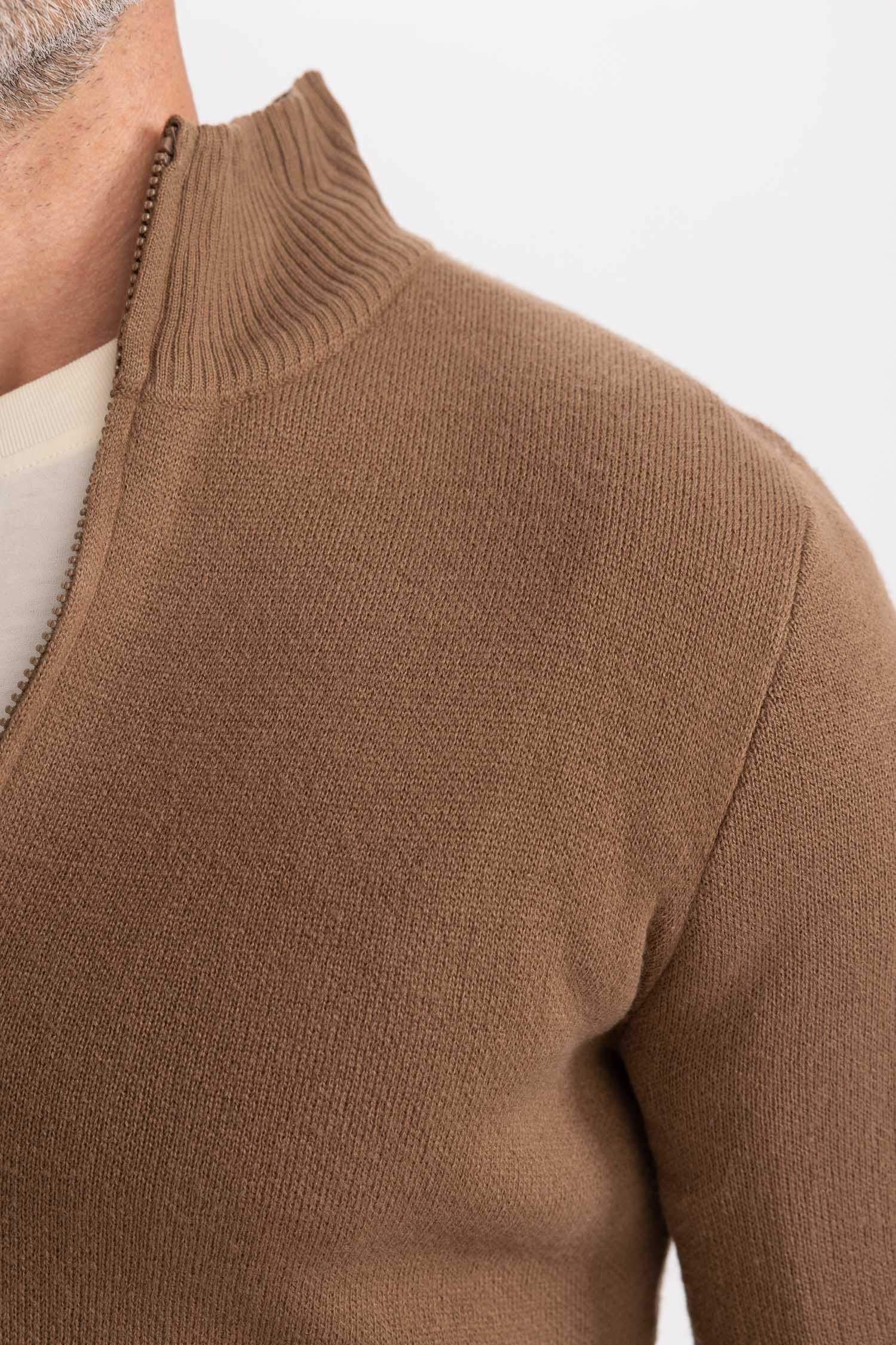 كارديجان سليم فيت برقبة عالية بجيب