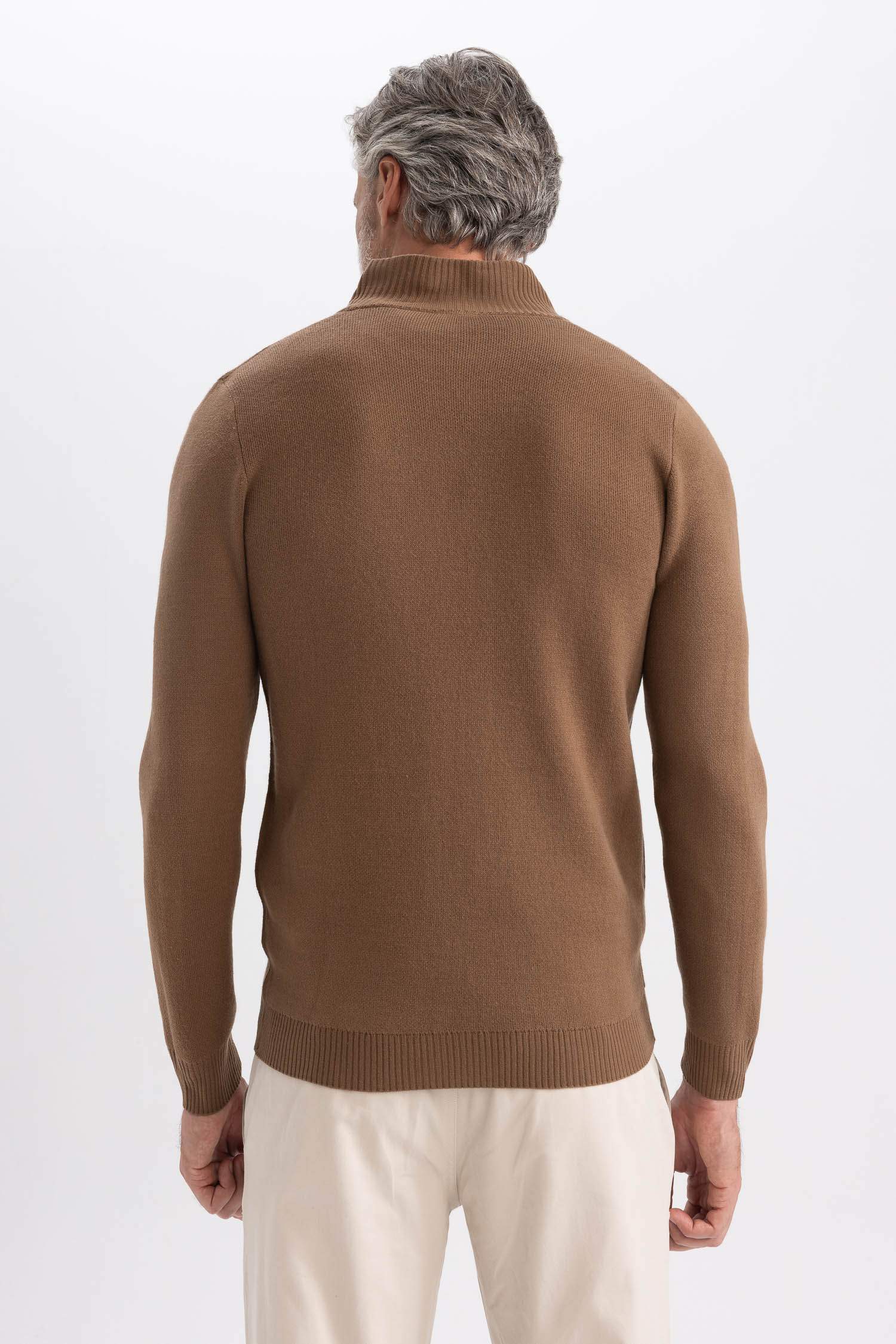 كارديجان سليم فيت برقبة عالية بجيب