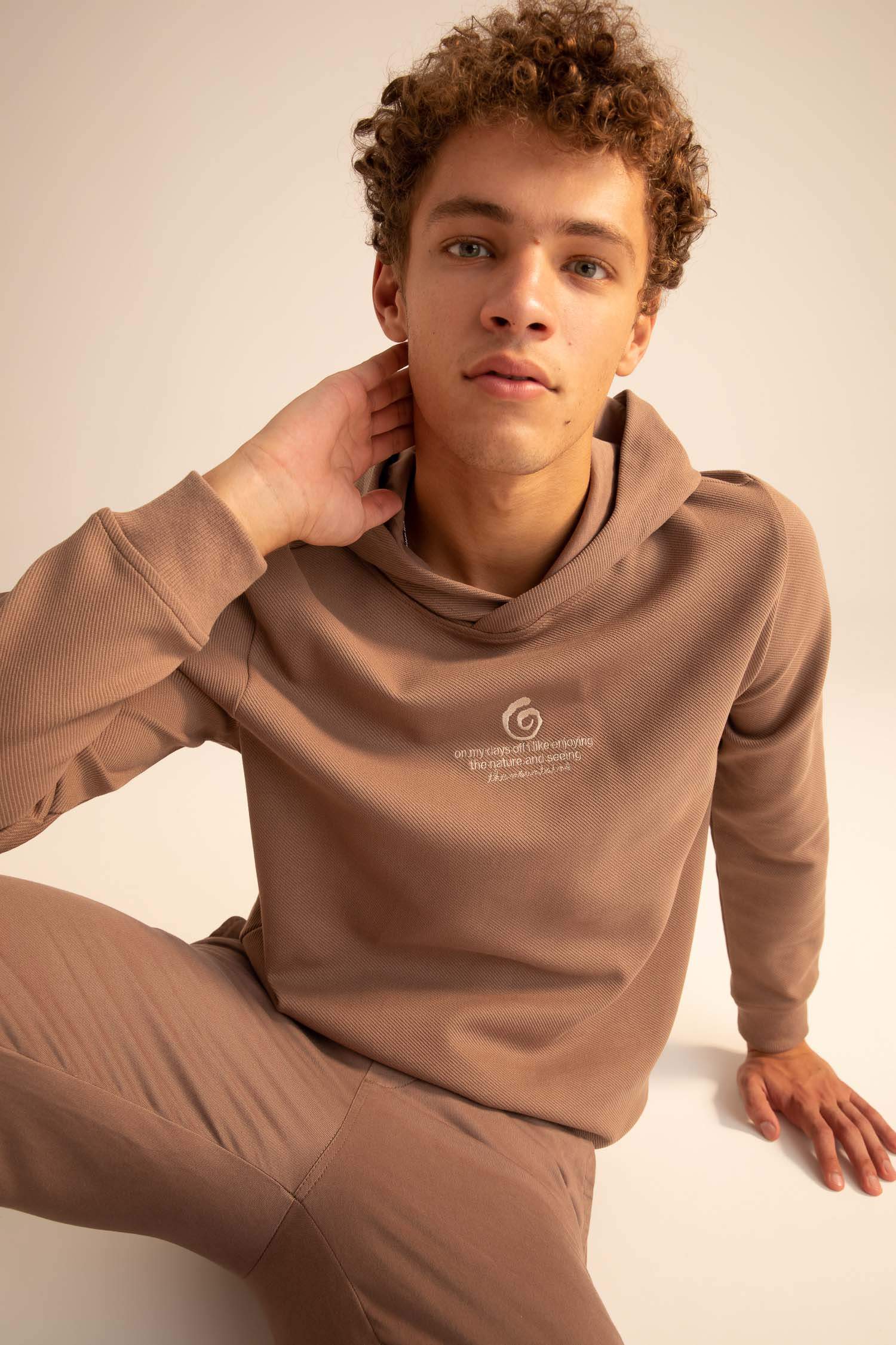 Brown MEN Slim Fit Crew Neck Long Sleeve Sweatshirt 2631452 DeFacto