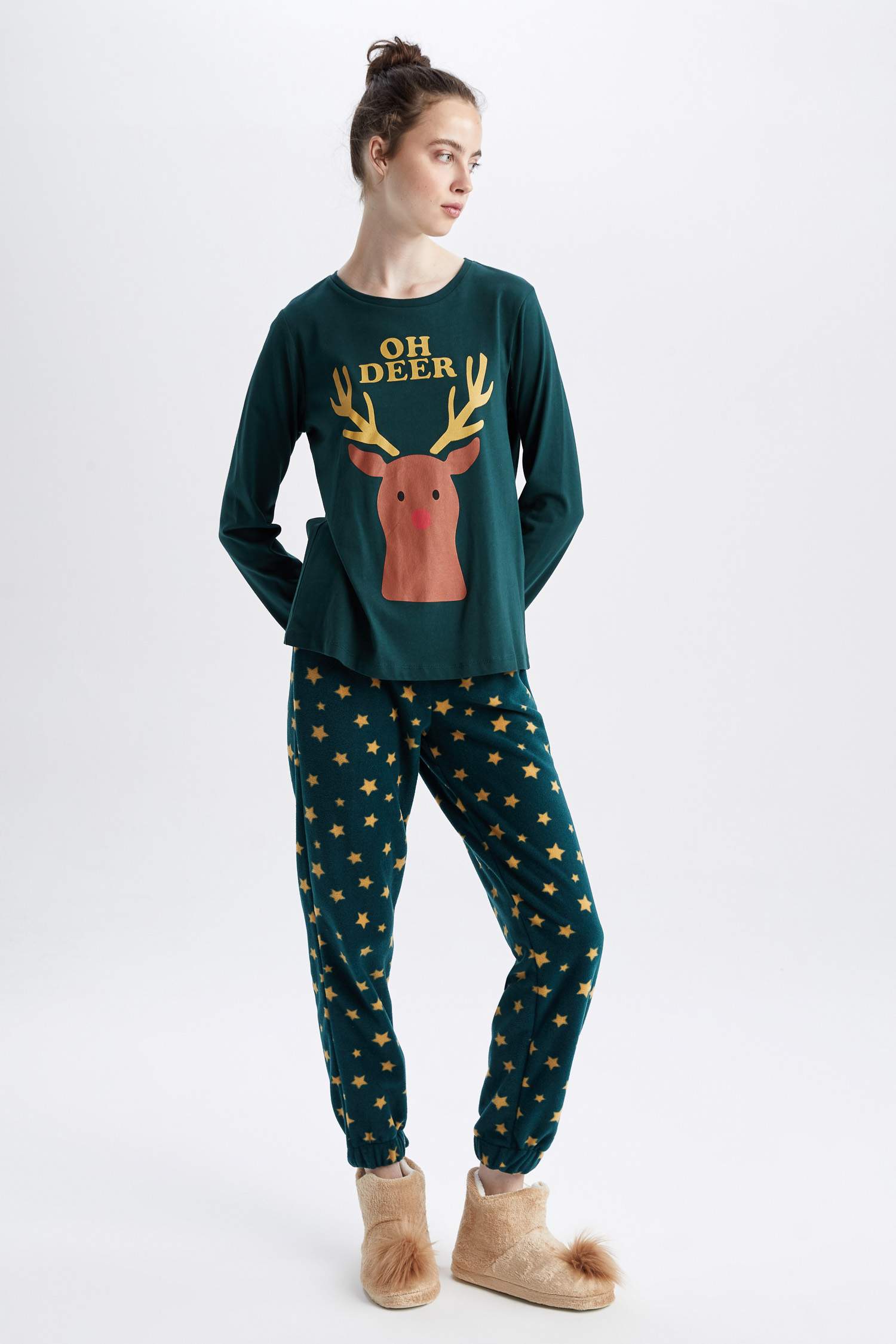 سيت بيجاما مطبوع من القطيفة بقصة عادية بطباعة الكريسمس - قطعتين