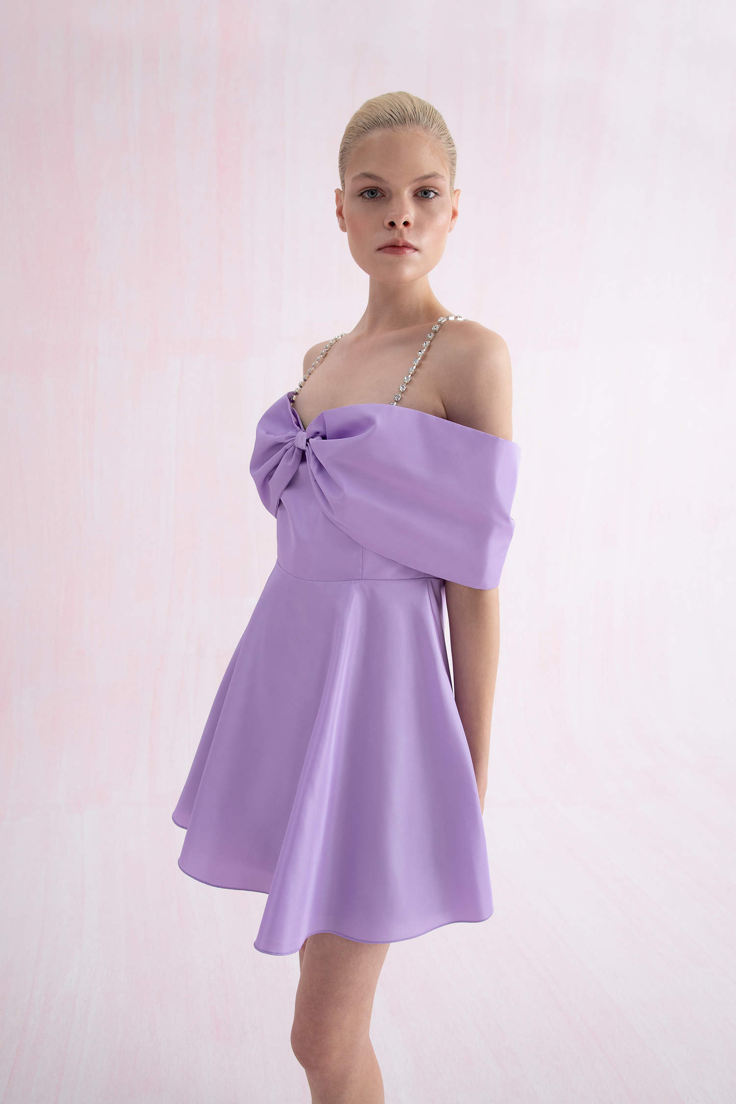 Defacto Nihan Peker Tasarım A Kesim Fiyonk Detaylı Askılı Mini Elbise. 1