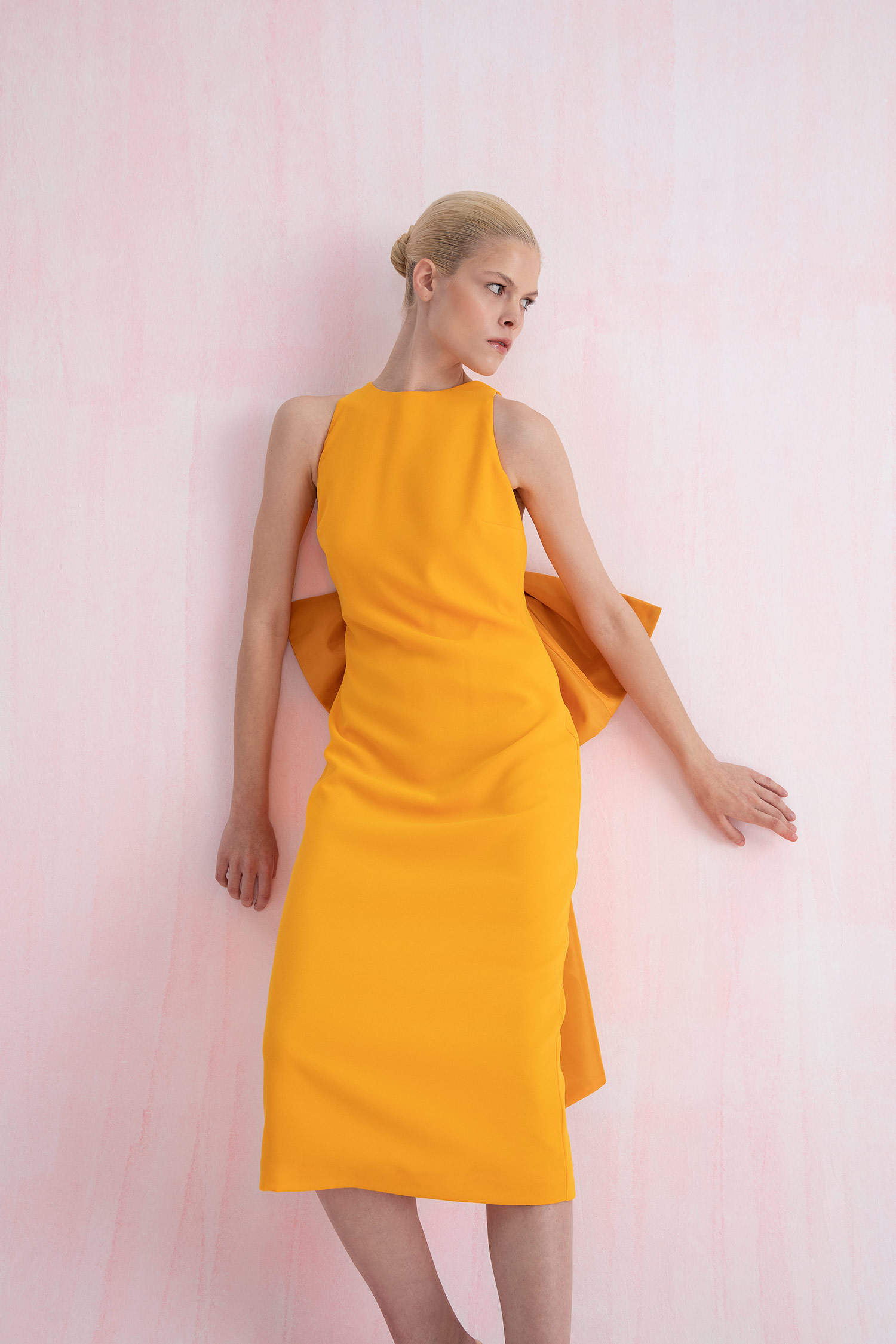 Defacto Nihan Peker Tasarım A Kesim Halter Yaka Beli Fiyonk Detaylı Midi Elbise. 3