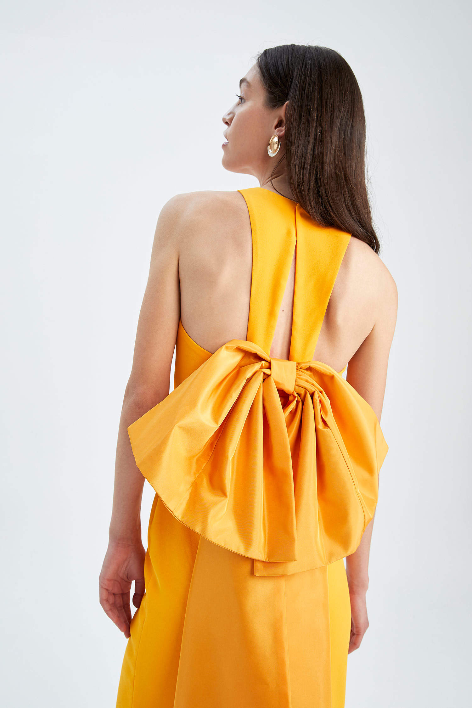 Defacto Nihan Peker Tasarım A Kesim Halter Yaka Beli Fiyonk Detaylı Midi Elbise. 6