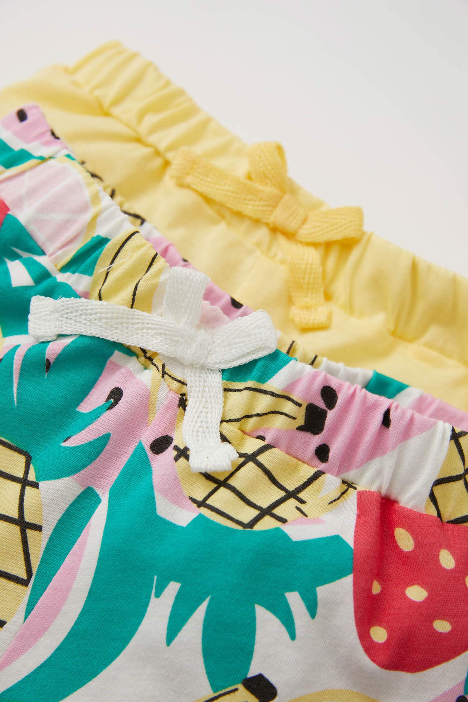 Шорты стандартного кроя с фруктовым принтом для малышей девочек